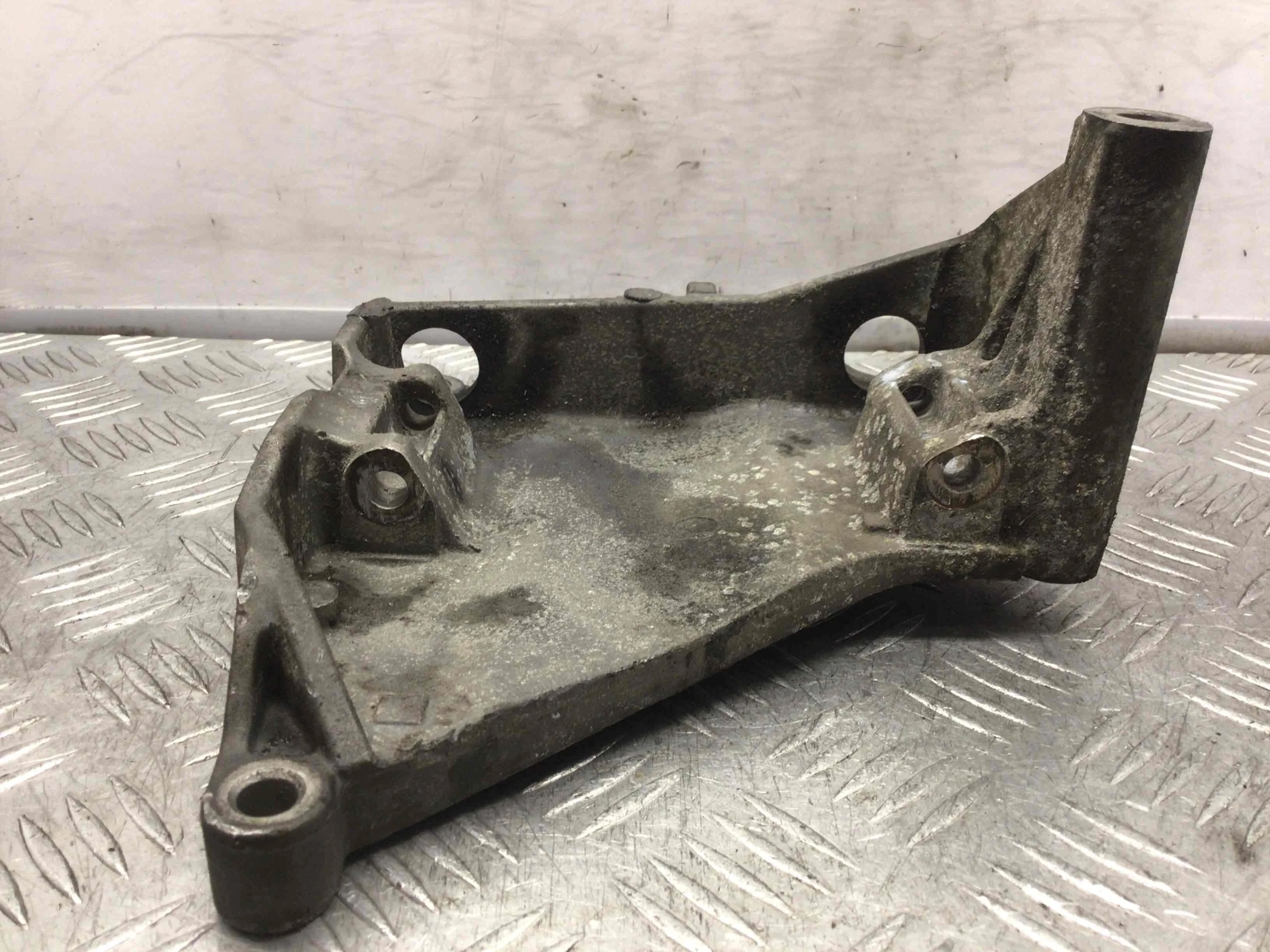 Кронштейн генератора Volkswagen Touareg 1 поколение 2002-2007 дизель 2.5 TDI Автомат