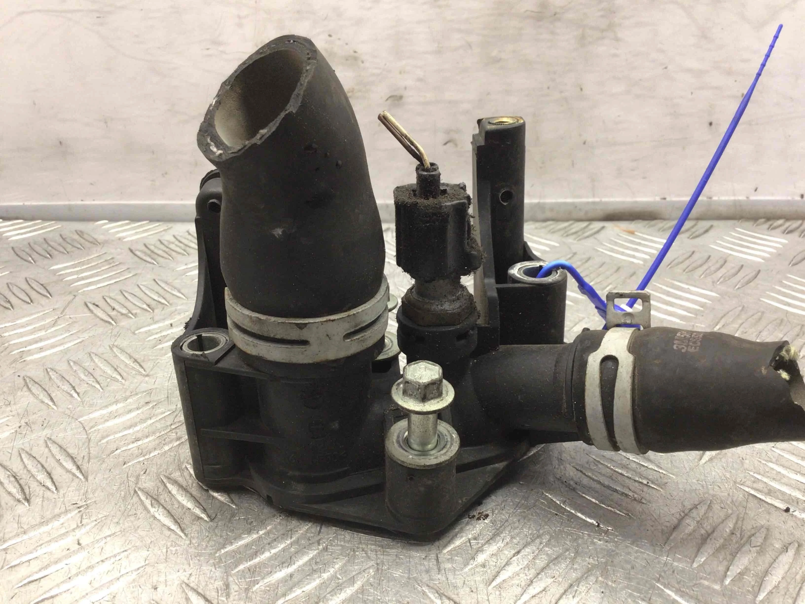 Фланец (тройник) системы охлаждения Ford C-MAX 1 поколение [рестайлинг] (2007-2010) бензин 1.6 i Механика Минивэн