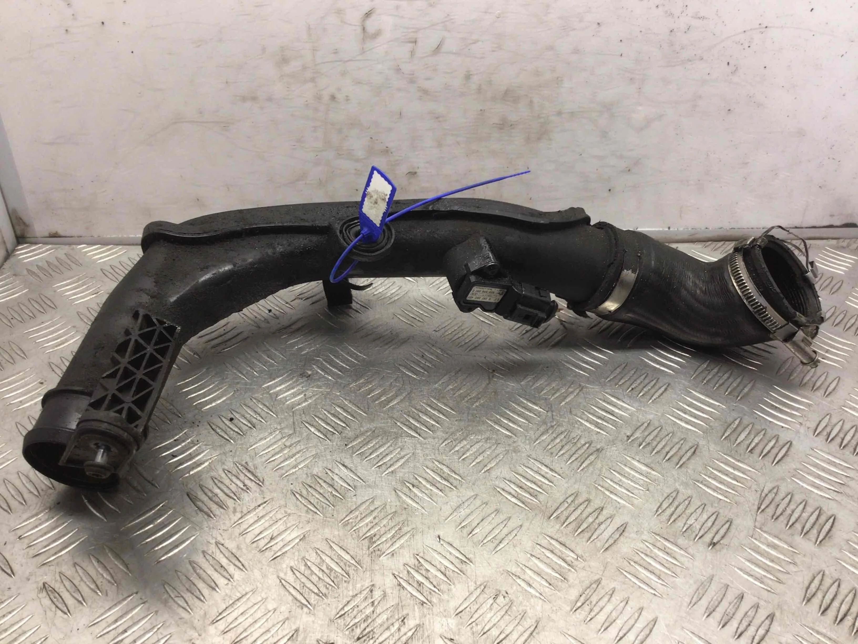 Патрубок интеркулера Volkswagen Passat B6 (2005-2010) дизель 2.0 TDCi Механика Седан