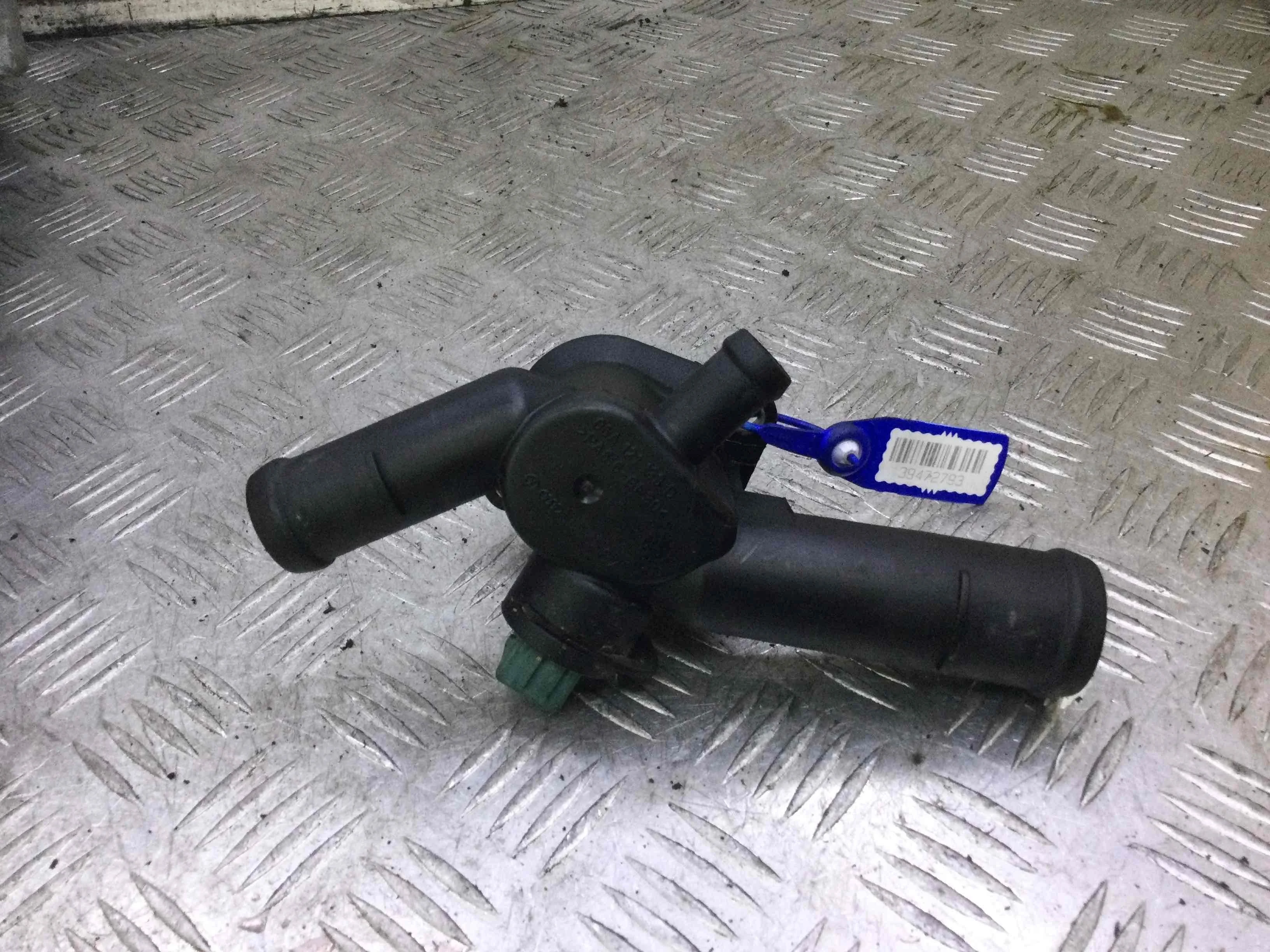 Фланец (тройник) системы охлаждения Volkswagen Golf 4 поколение (1997-2004) бензин 1.6 i Механика Х/б