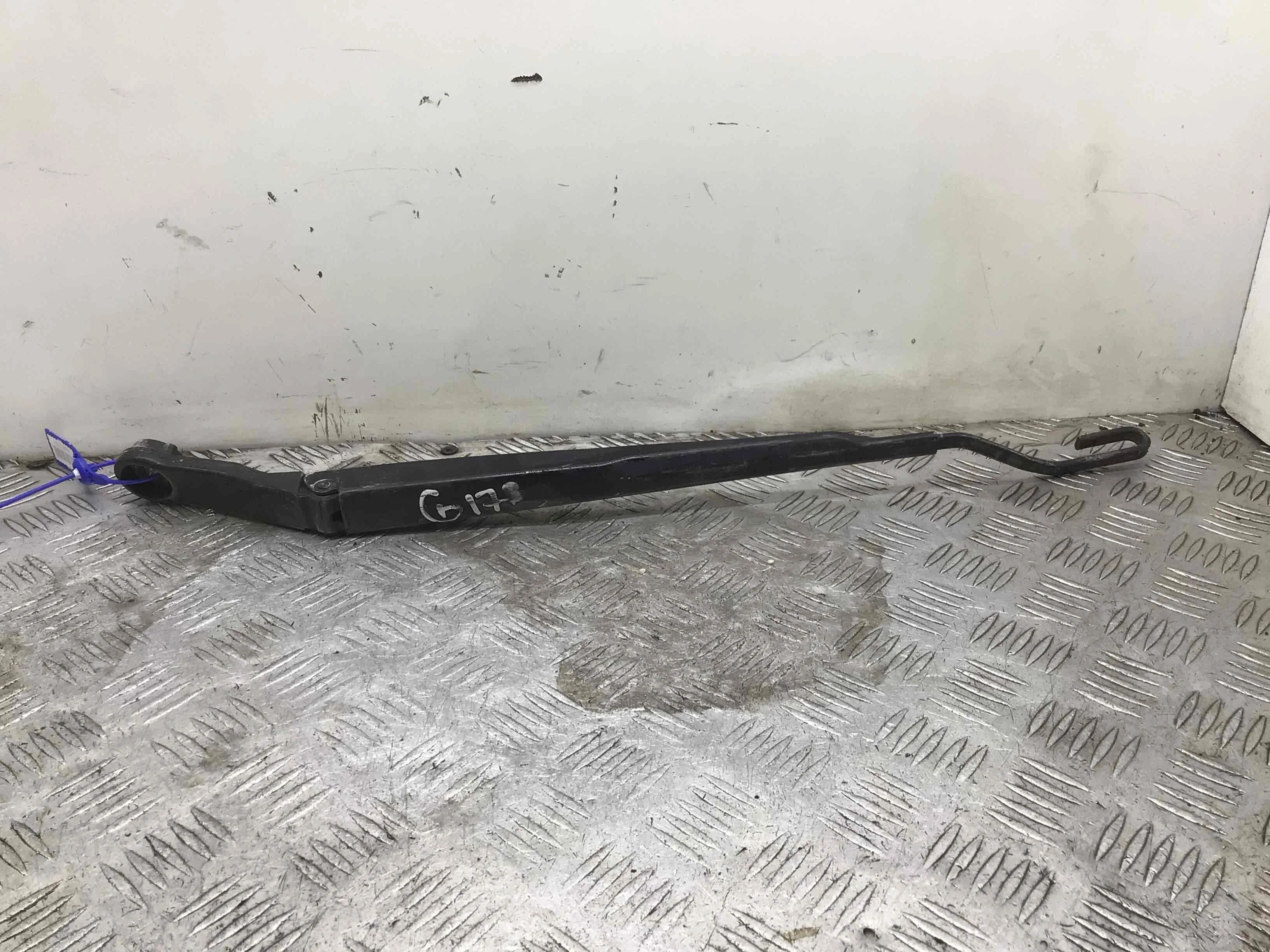 Щеткодержатель (поводок стеклоочистителя, дворник) Volkswagen Passat B5 (1996-2000) бензин 1.6 i Механика Седан