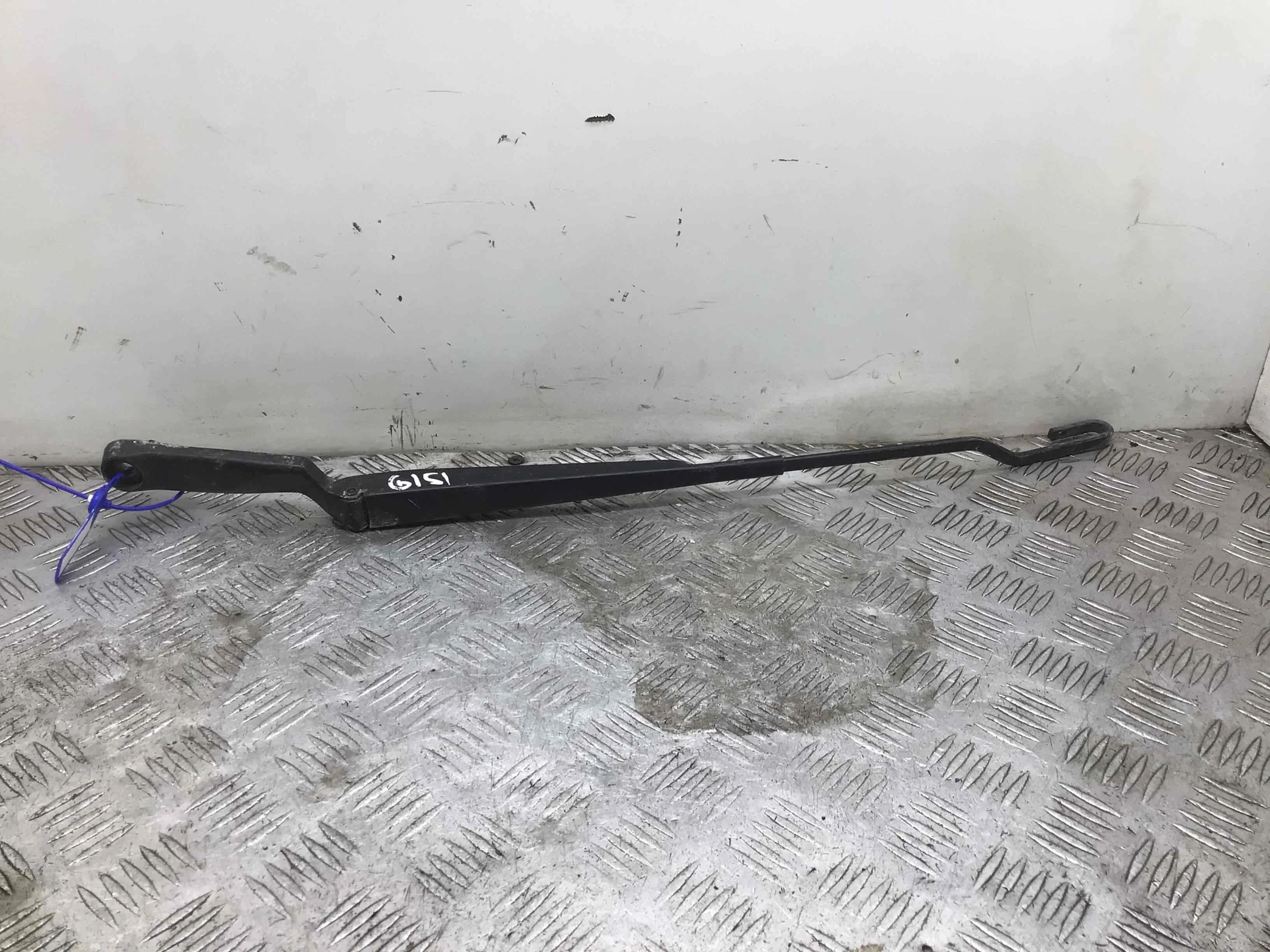 Щеткодержатель (поводок стеклоочистителя, дворник) Volkswagen Golf 4 поколение (1997-2004) бензин 1.6 i Механика Х/б