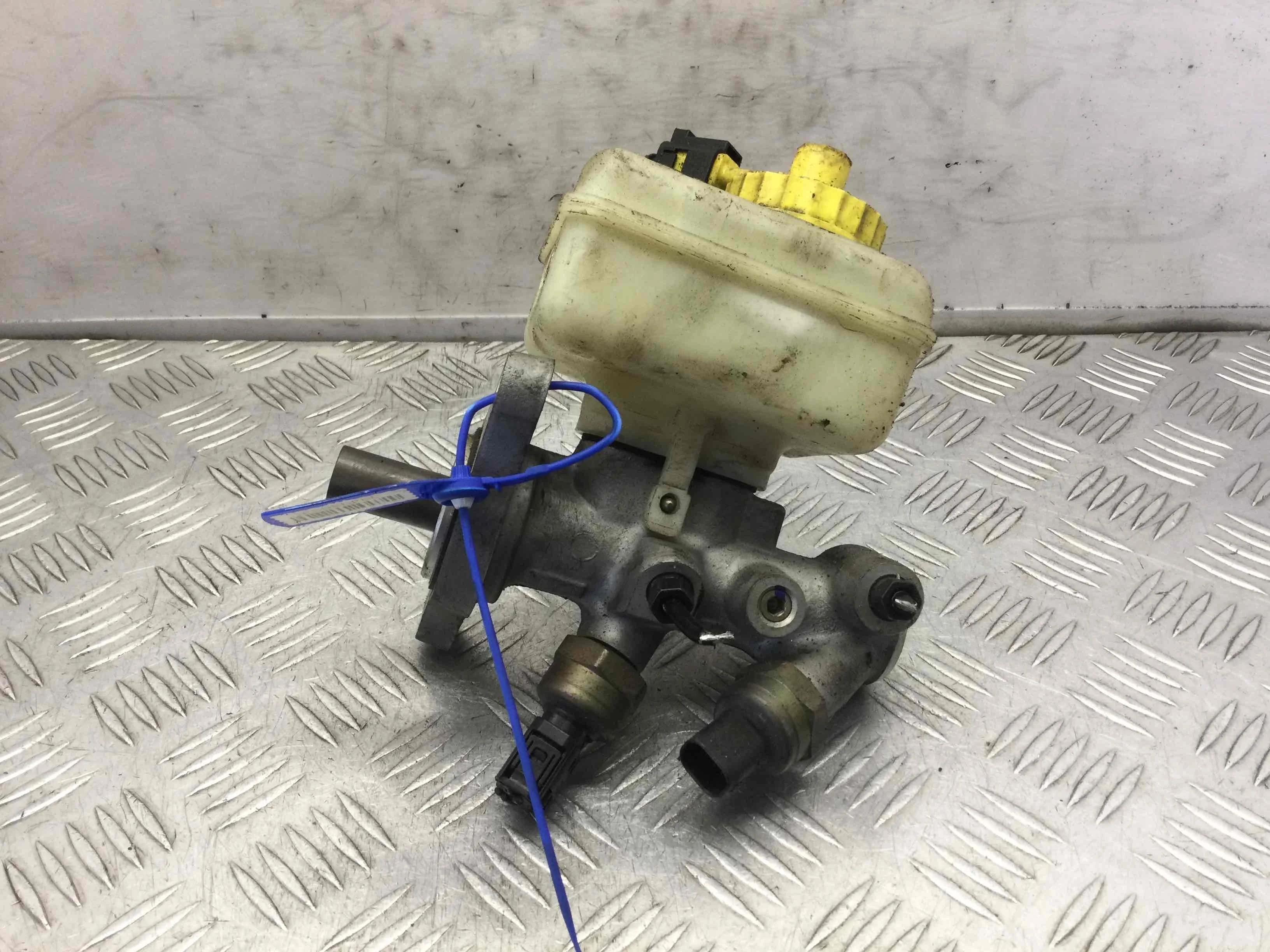 Цилиндр тормозной главный Volkswagen Golf 4 поколение (1997-2004) бензин 1.4 i Механика Х/б