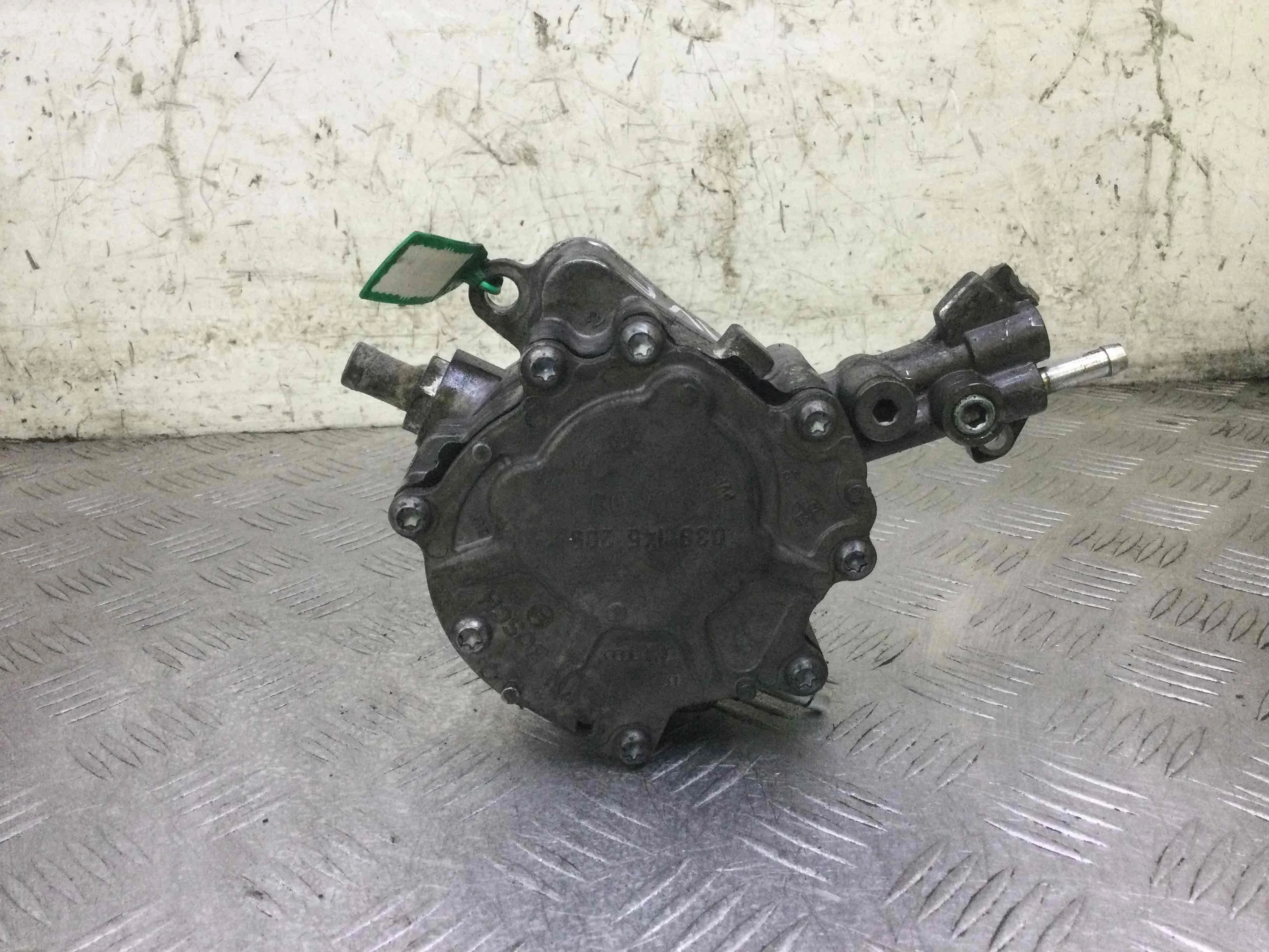 Насос вакуумный Volkswagen Passat B5+ [рестайлинг] (2000-2005) дизель 1.9 TDI Автомат Универсал