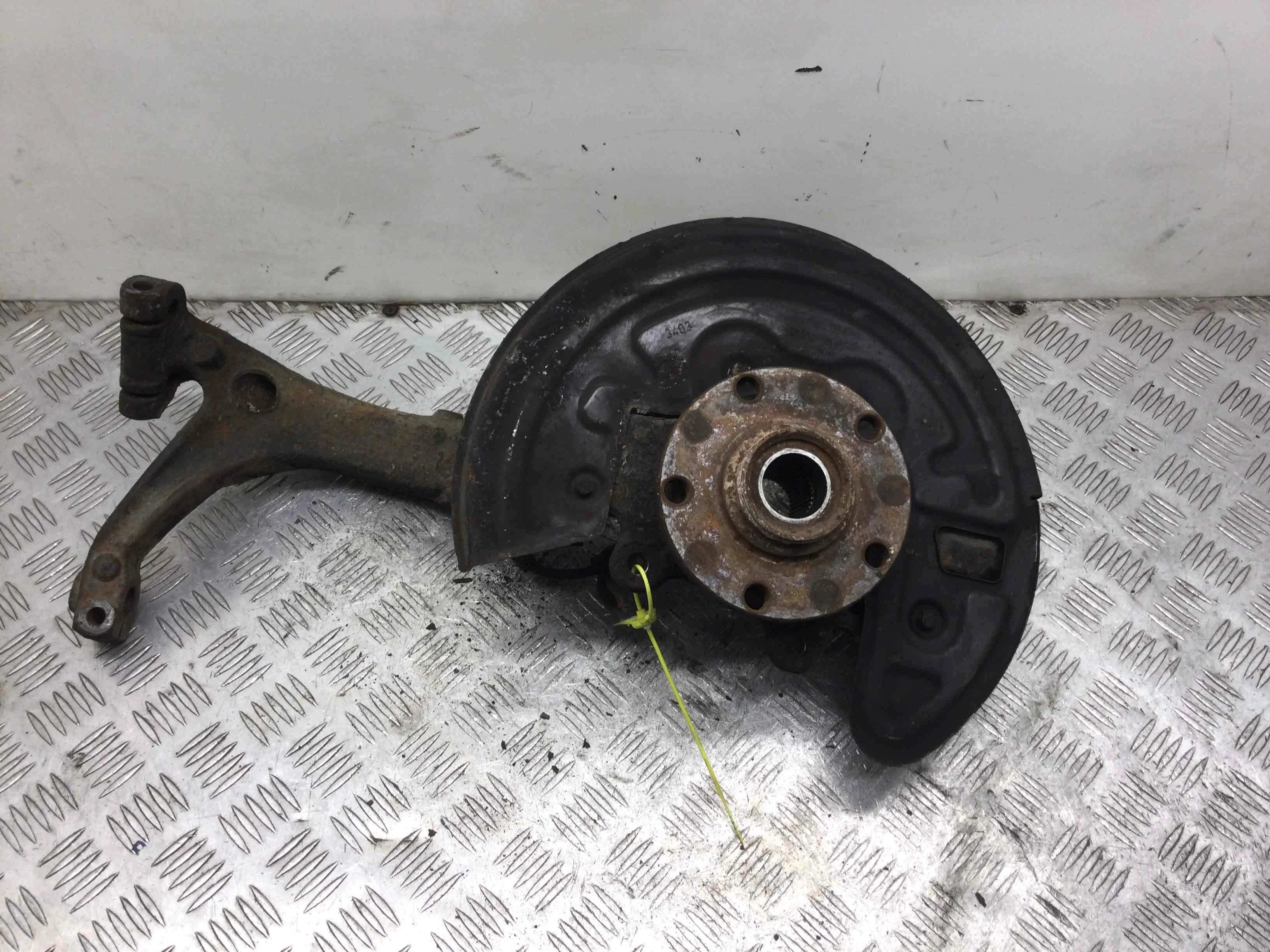 Ступица передняя правая Volkswagen Passat B5 (1996-2000) дизель 2.5 TDI Автомат Универсал