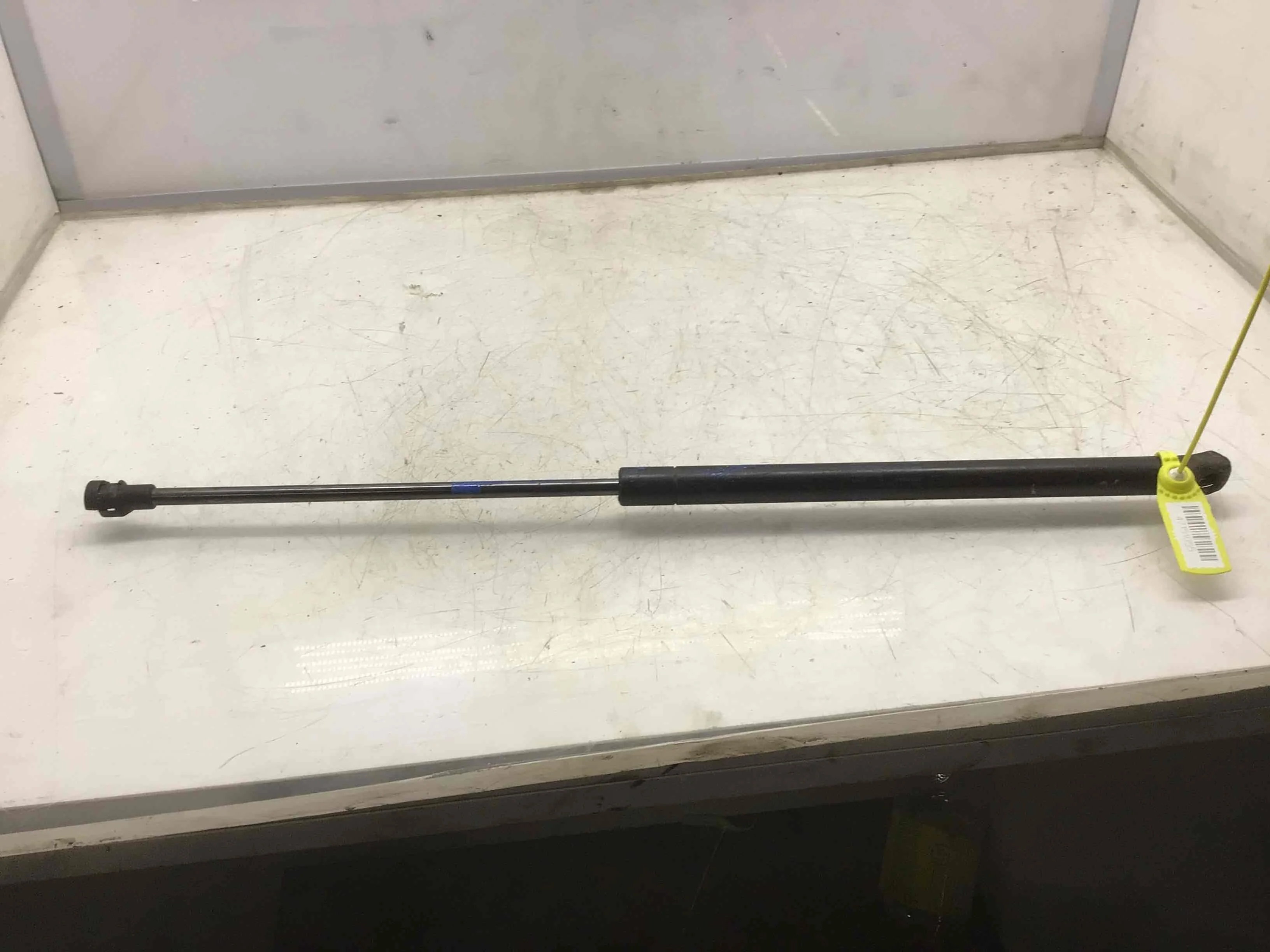 Амортизатор крышки багажника (3-5 двери) Volkswagen Passat B5 (1996-2000) бензин 1.6 i Механика Седан