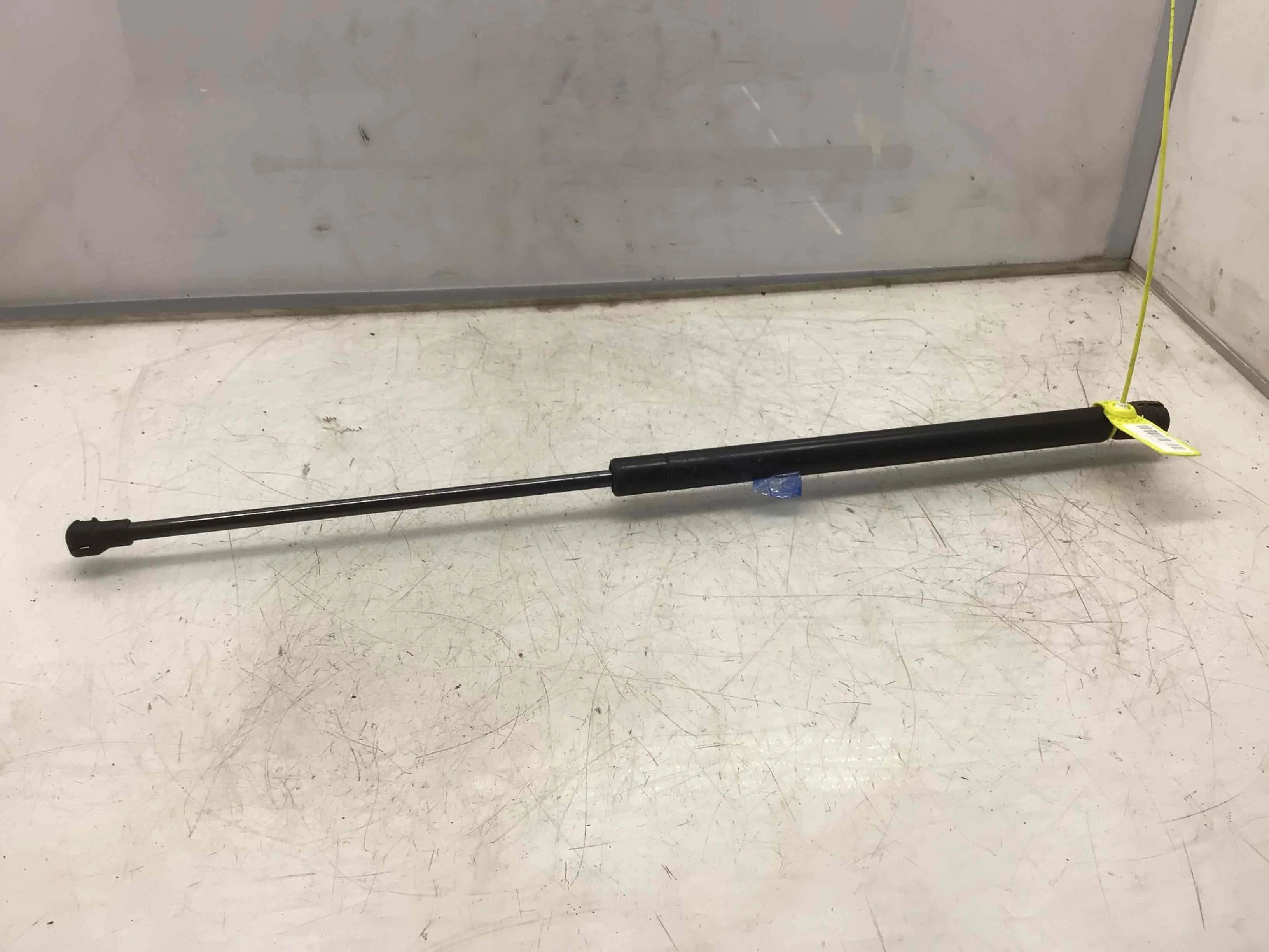 Амортизатор крышки багажника (3-5 двери) Volkswagen Passat B5 (1996-2000) бензин 1.6 i Механика Седан