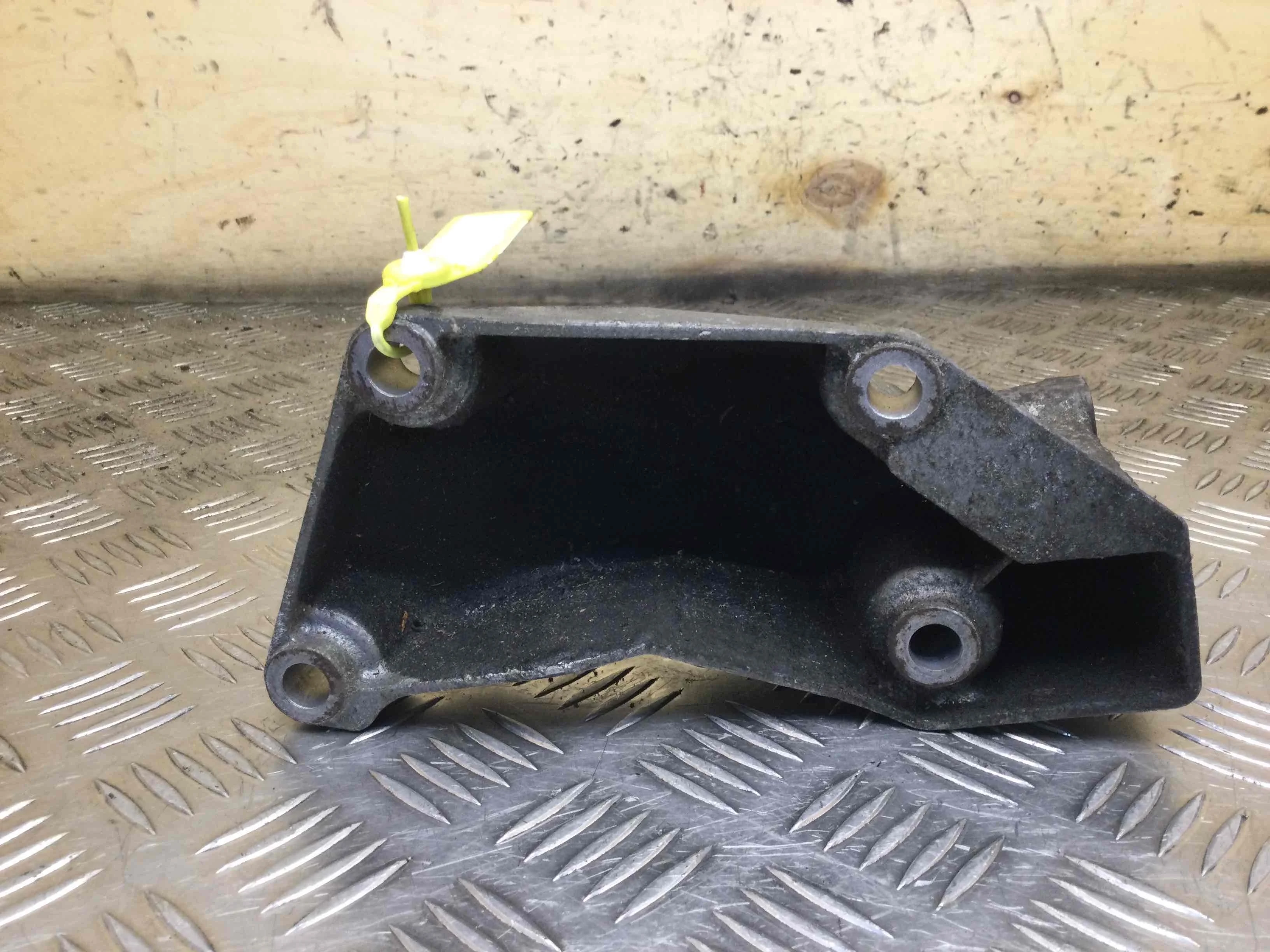 Кронштейн двигателя Volkswagen Passat B5+ [рестайлинг] (2000-2005) дизель 1.9 TDI Автомат Седан