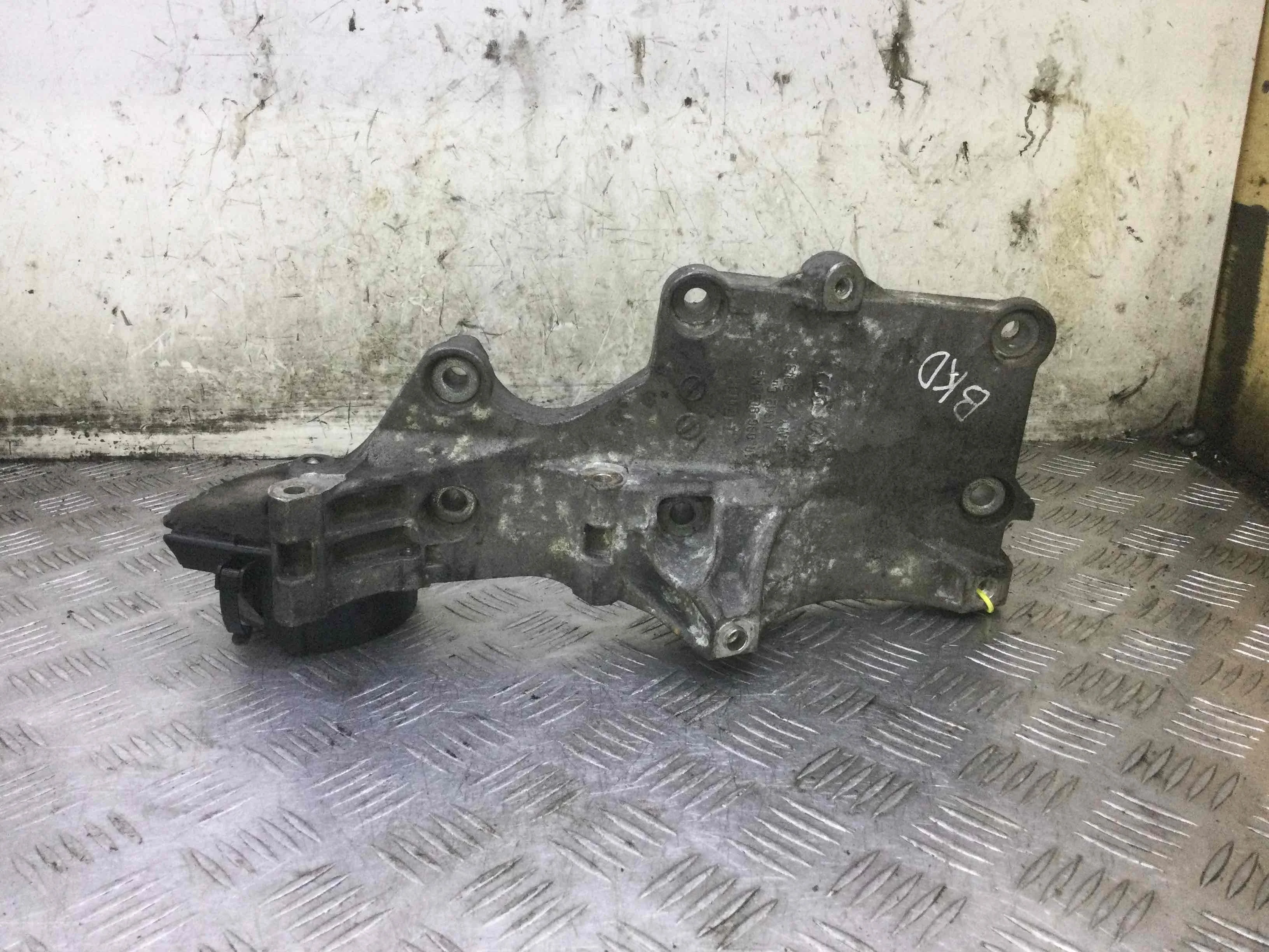 Кронштейн генератора Volkswagen Passat B6 (2005-2010) дизель 2.0 TDI DSG Универсал