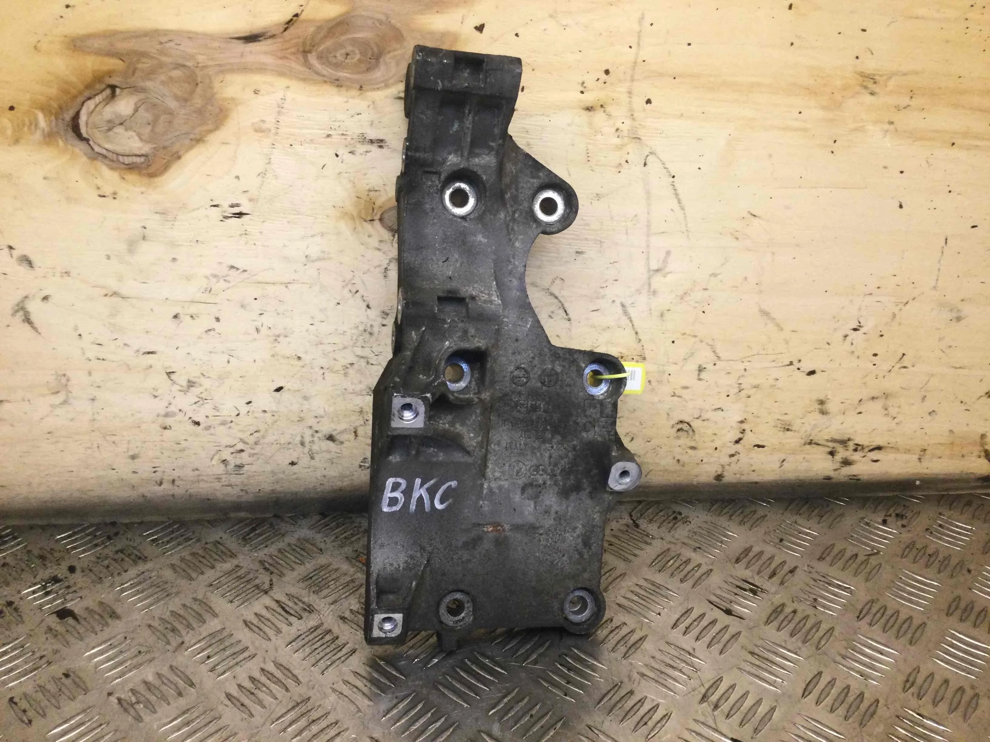 Кронштейн генератора Volkswagen Golf 4 поколение (1997-2004) дизель 1.9 TDI Механика Х/б