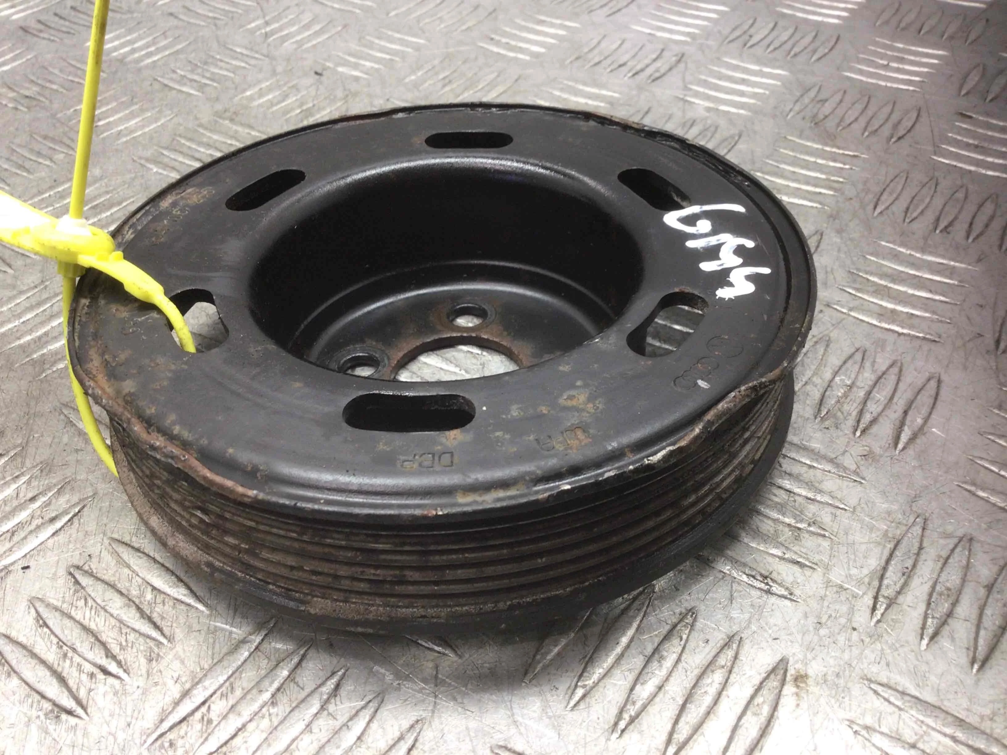 Шкив коленвала Volkswagen Golf 4 поколение (1997-2004) бензин 1.6 i Механика Х/б