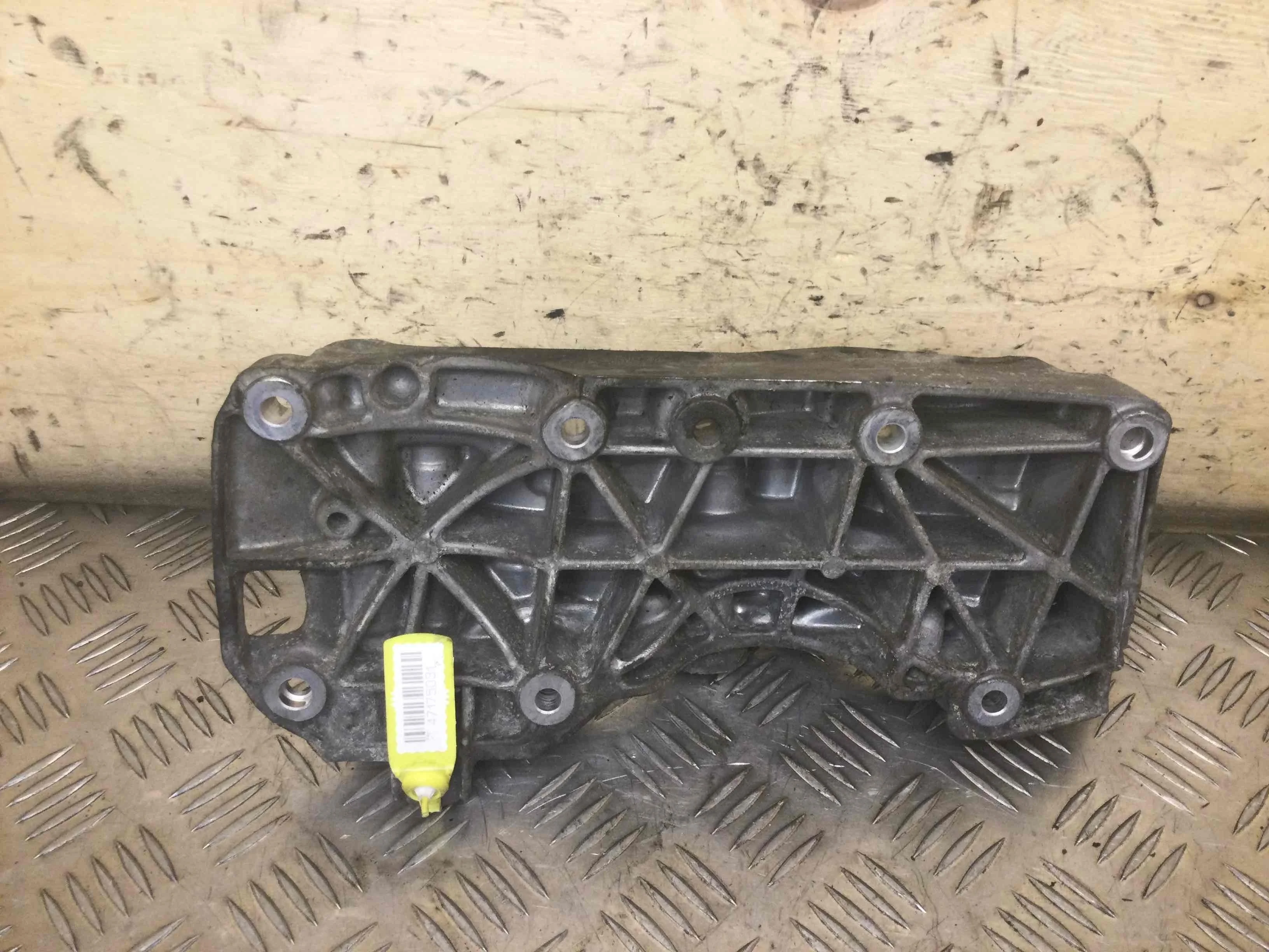 Кронштейн генератора BMW 3-Series 3-Series E90/E91/E92/E93 2005 - 2010 дизель 2.0 TDI Механика Седан