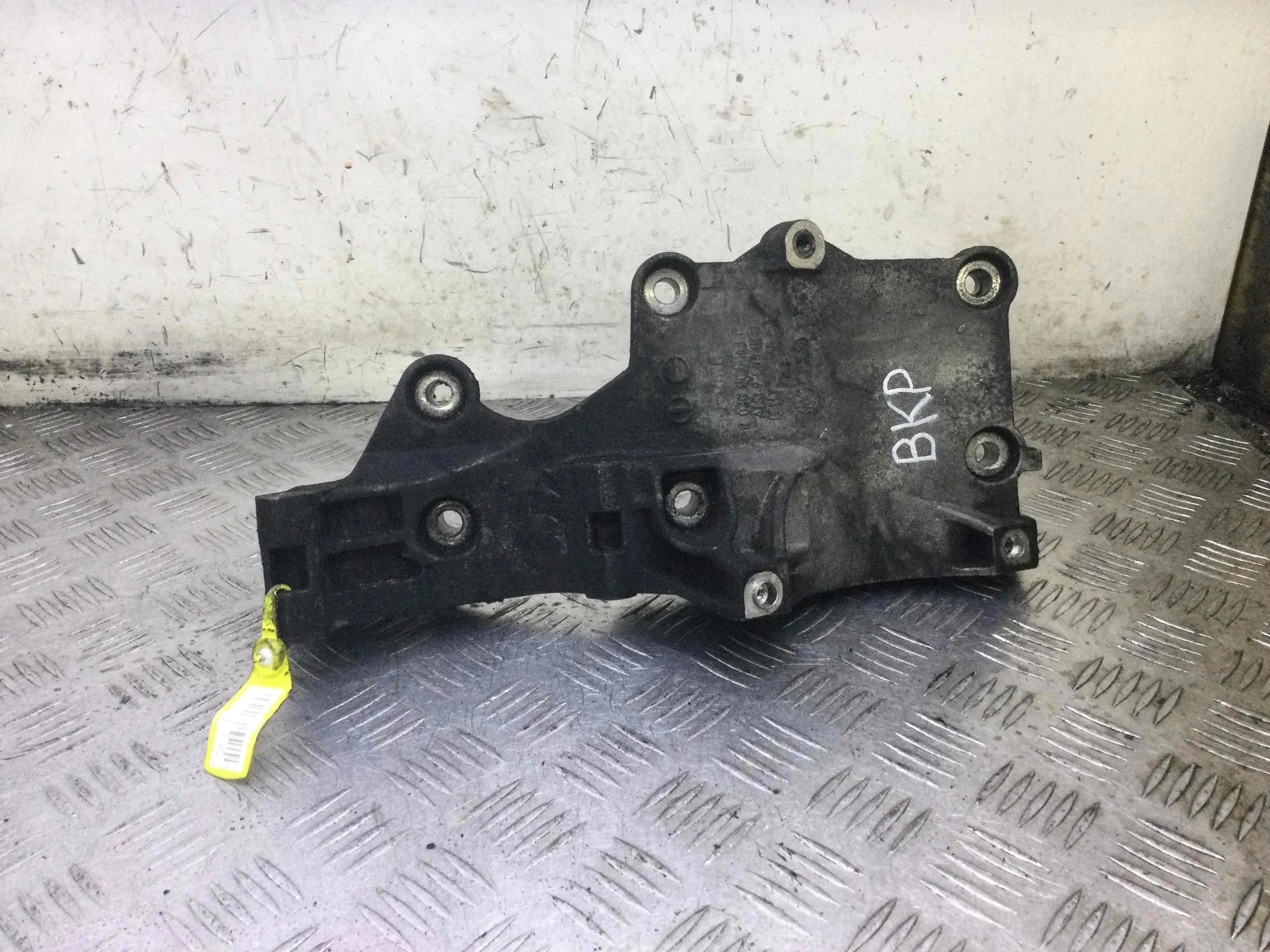 Кронштейн генератора Volkswagen Passat B6 (2005-2010) дизель 2.0 TDI Механика Седан