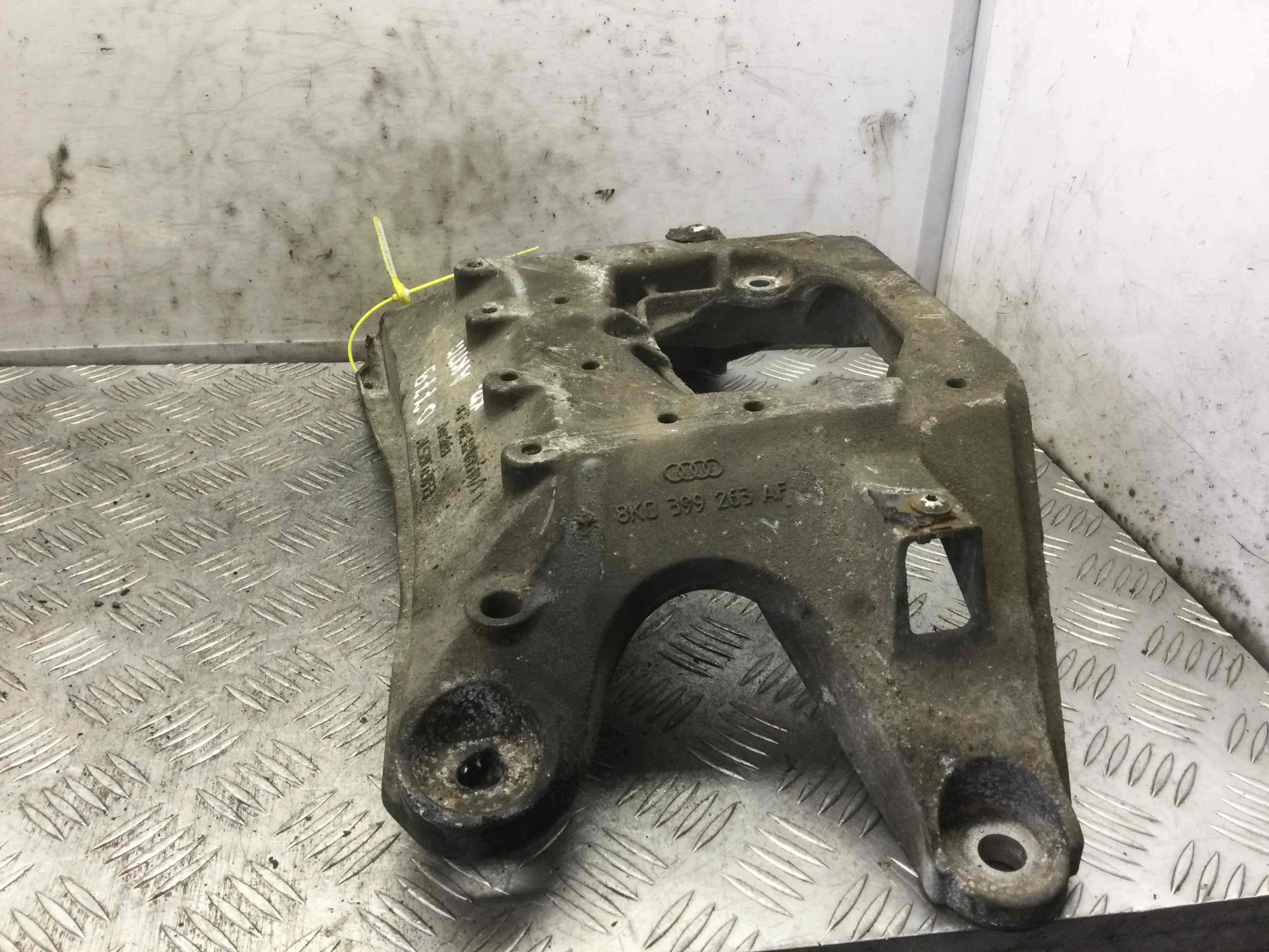 Кронштейн КПП Audi A5 8T (2007-2011) бензин 2.0 i Механика Седан