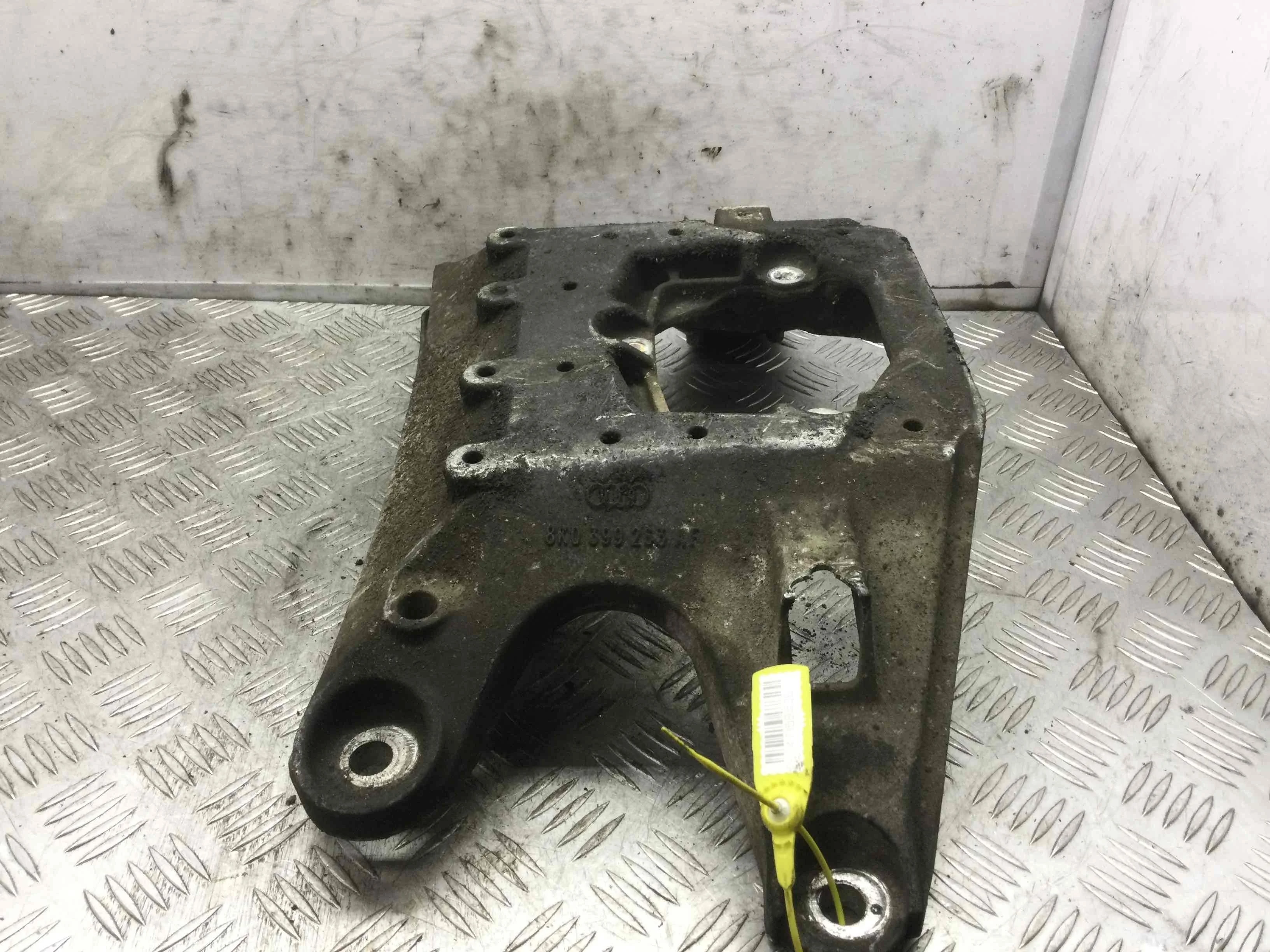 Кронштейн КПП Audi A4 B8/8K (2007-2011) дизель 2.0 TDI Механика Седан