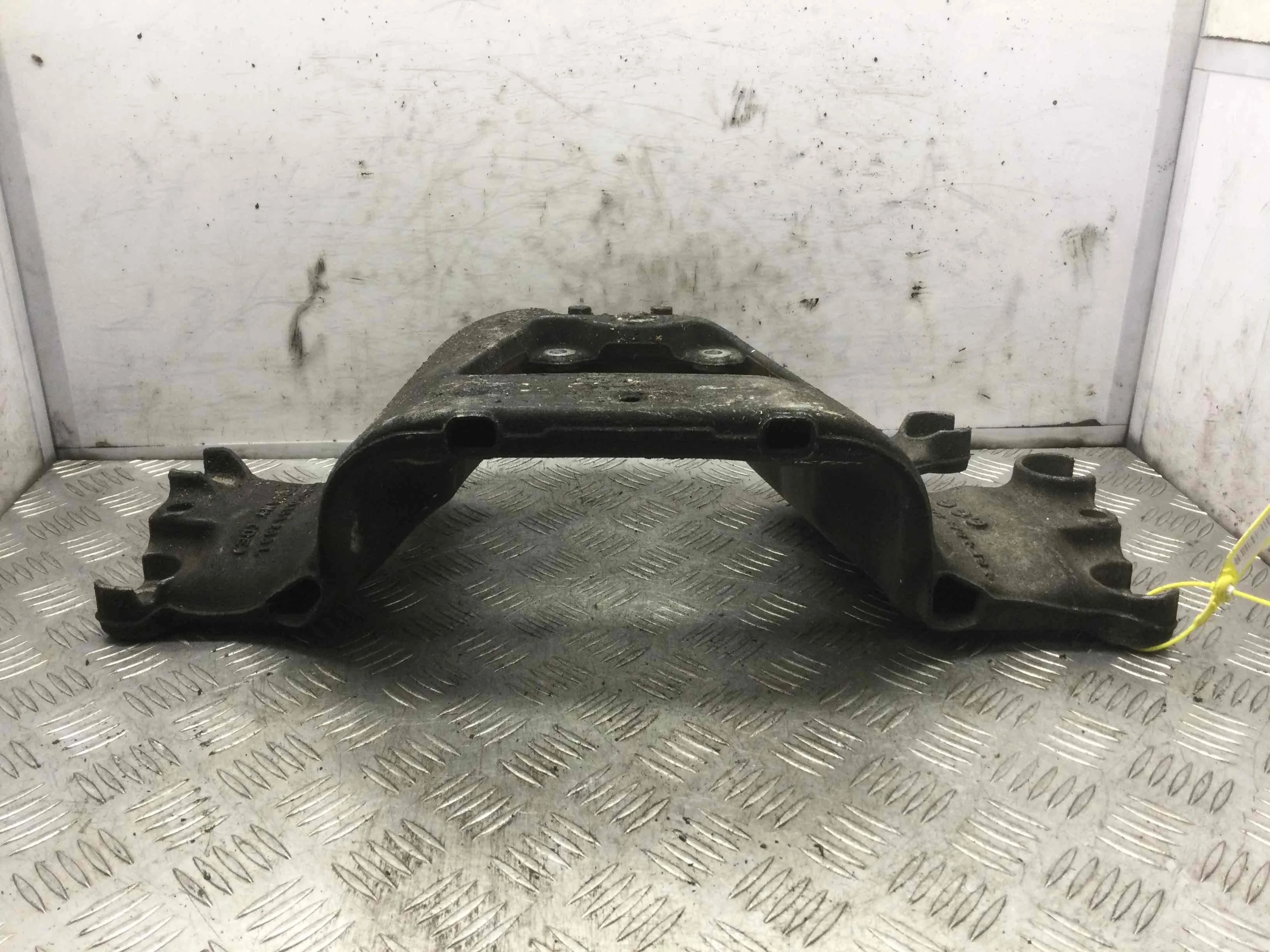 Кронштейн КПП Audi A4 B7 (2004-2008) дизель 2.7 TDI Вариатор Седан