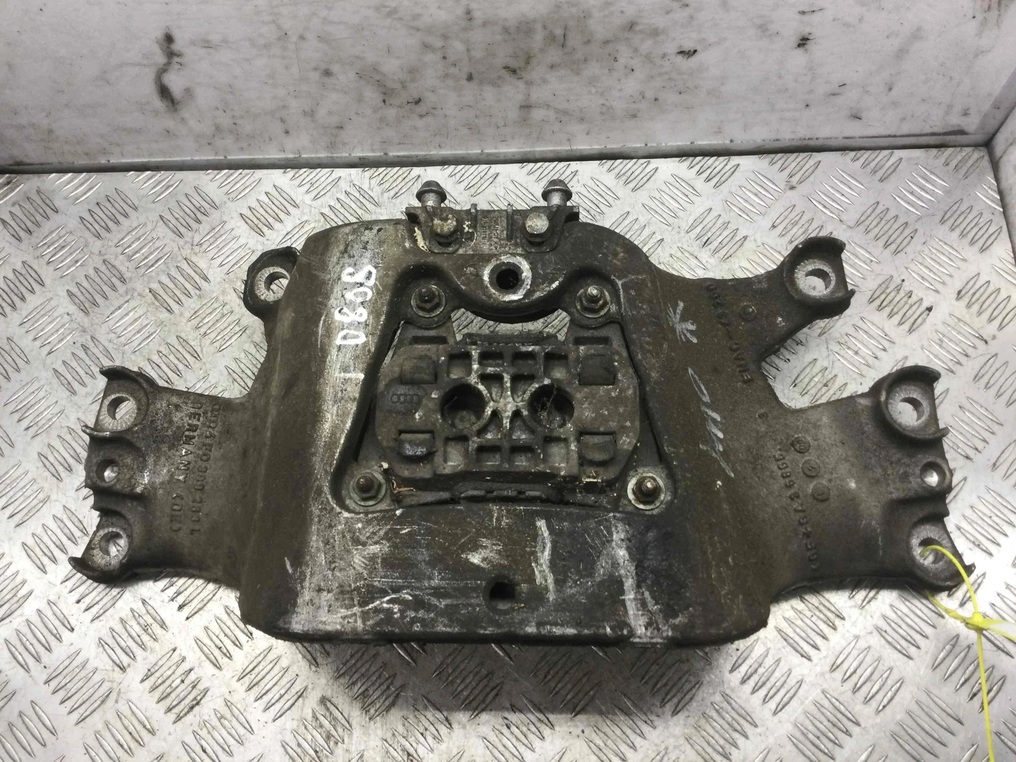 Кронштейн КПП Audi A4 B8/8K (2007-2011) дизель 2.0 TDI Вариатор Седан