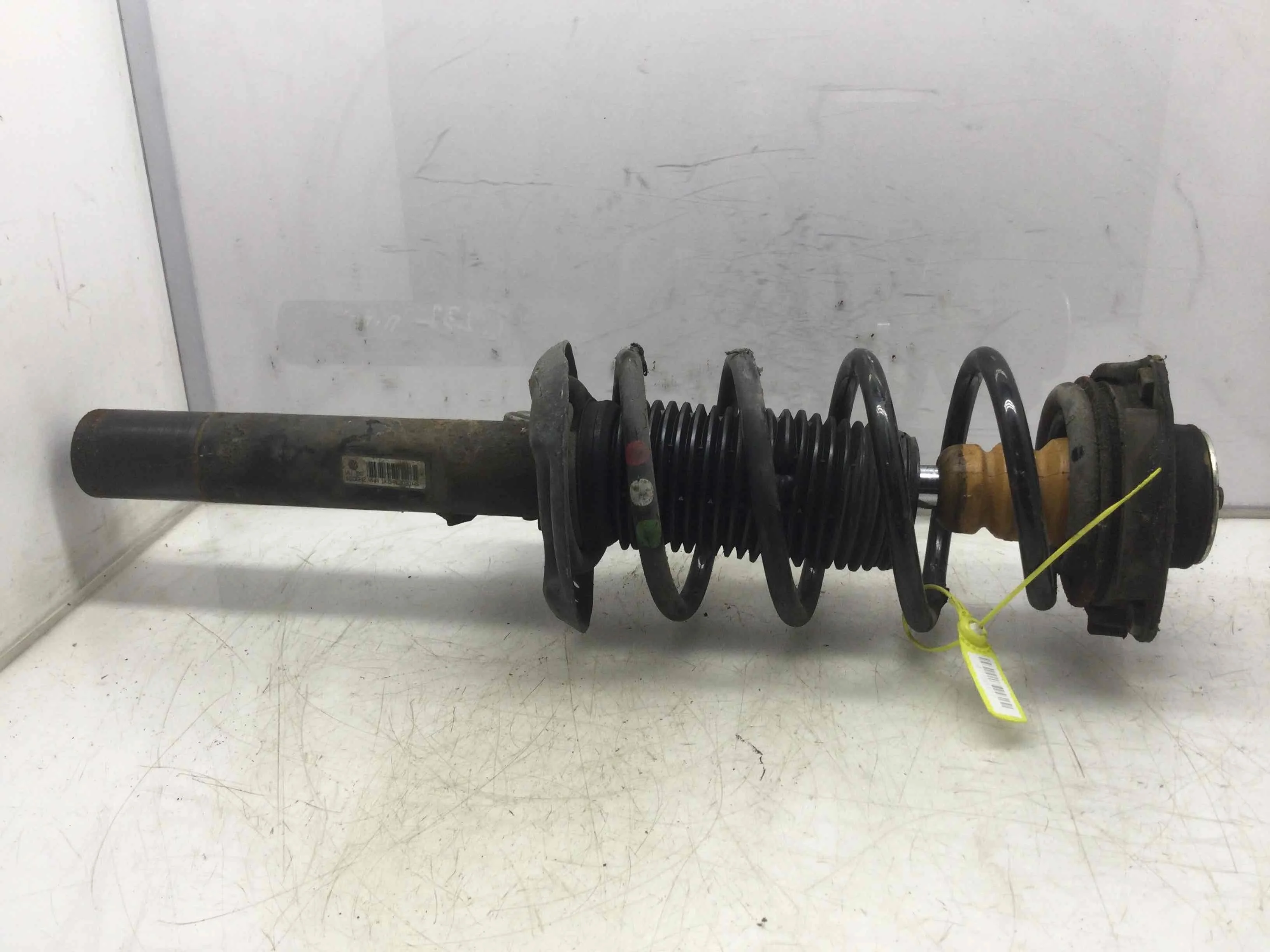 Стойка передняя правая Audi A3 8P (2003-2005) бензин 1.6 i Механика Х/б