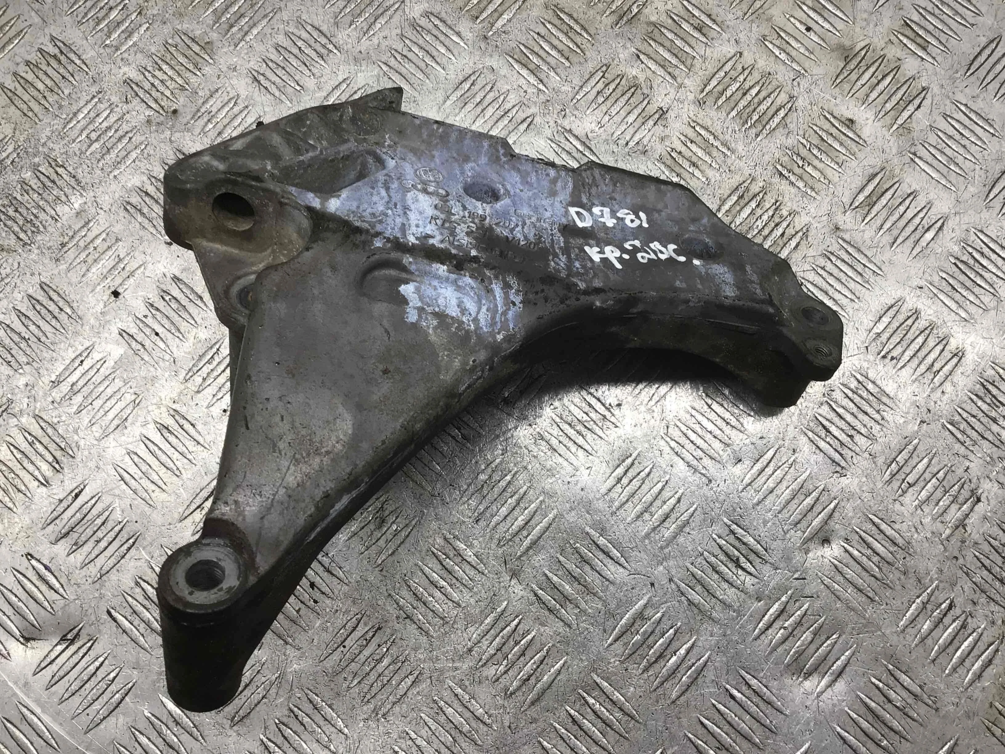 Кронштейн двигателя Volkswagen Golf 6 поколение (2008-2015) дизель 2.0 TDI Механика Х/б