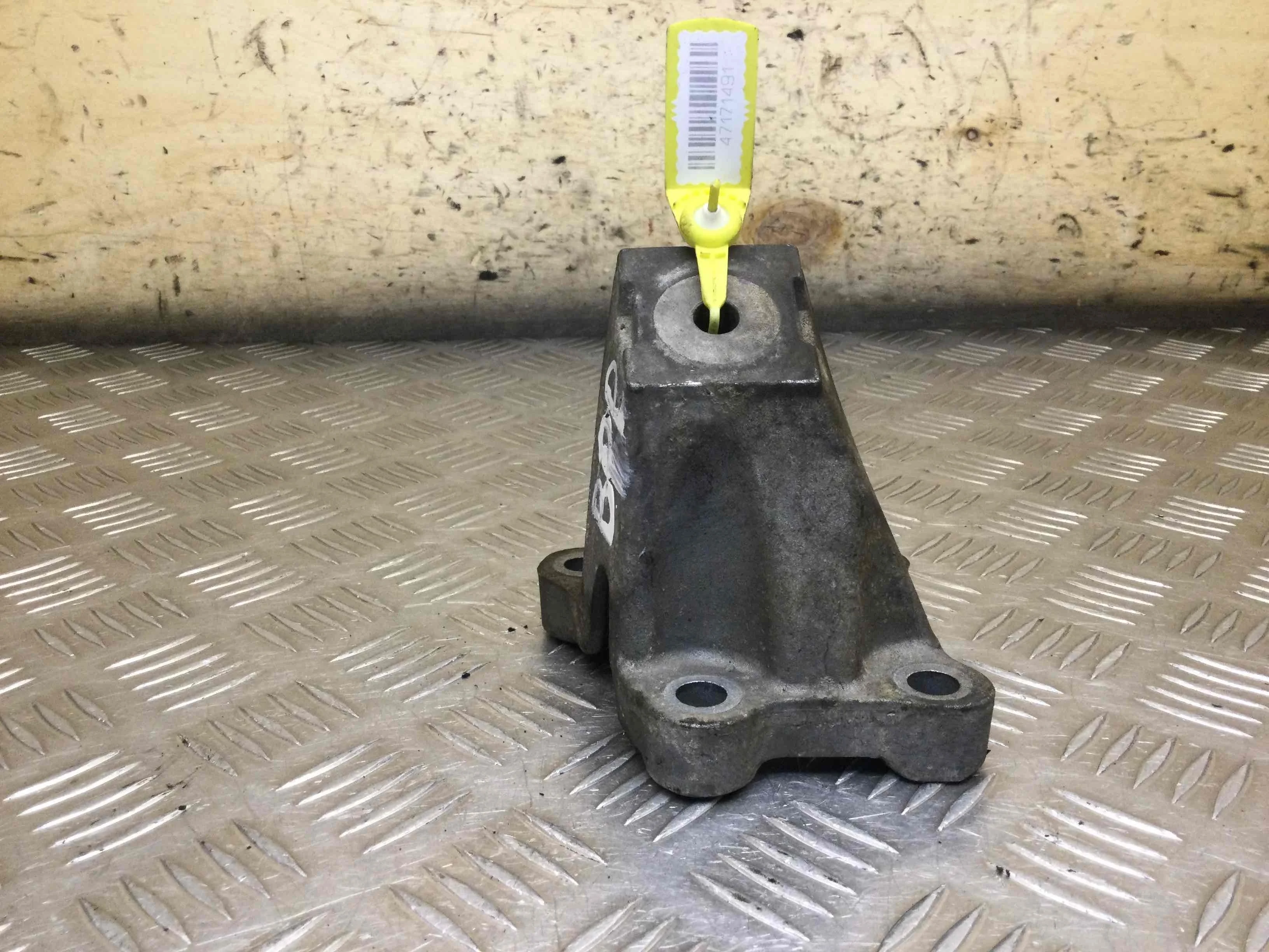 Кронштейн двигателя Audi A6 C6/4F (2004-2008) дизель 2.7 DTI  Седан