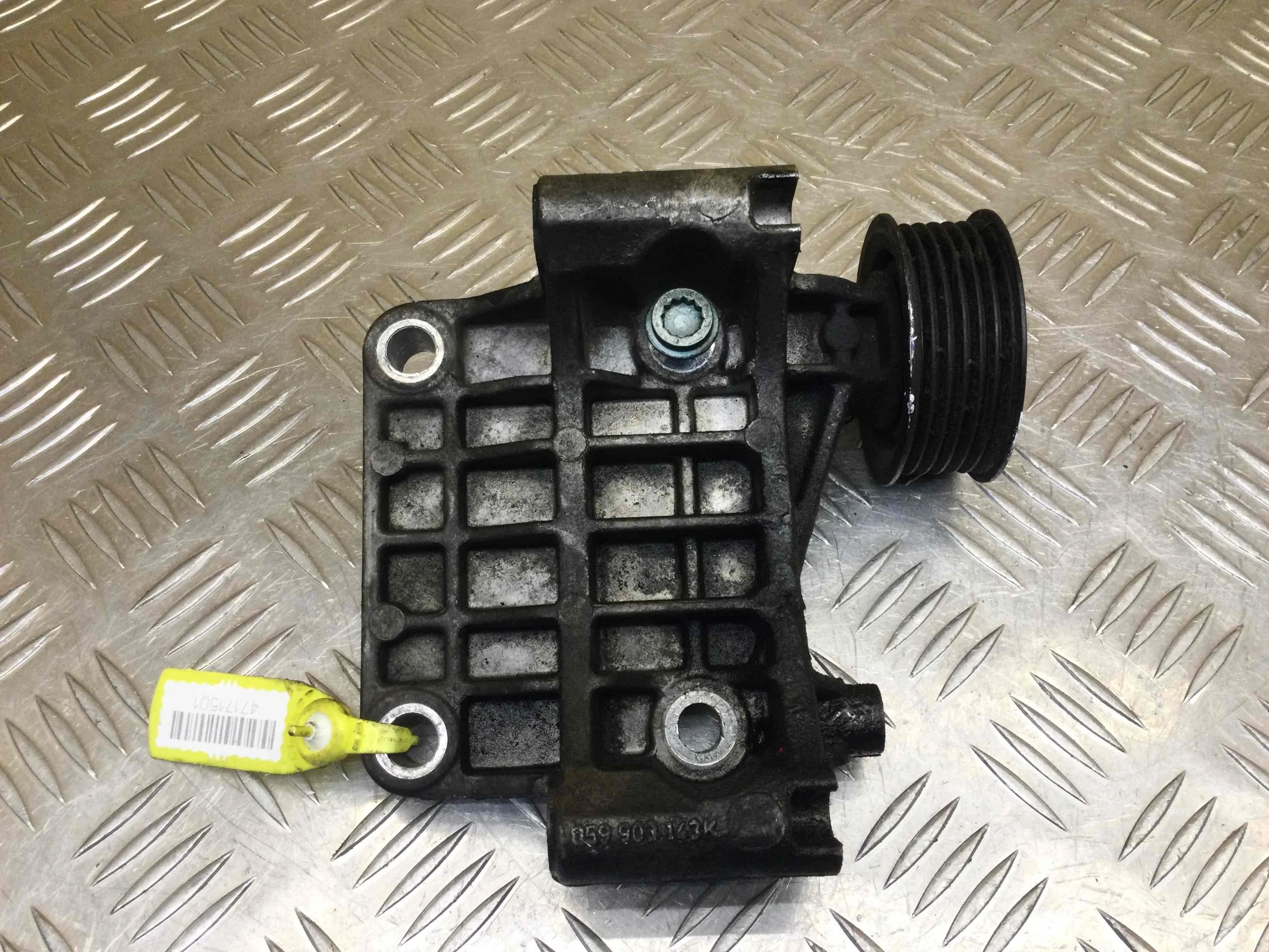 Кронштейн генератора Audi A6 C6/4F (2004-2008) дизель 2.7 DTI  Седан