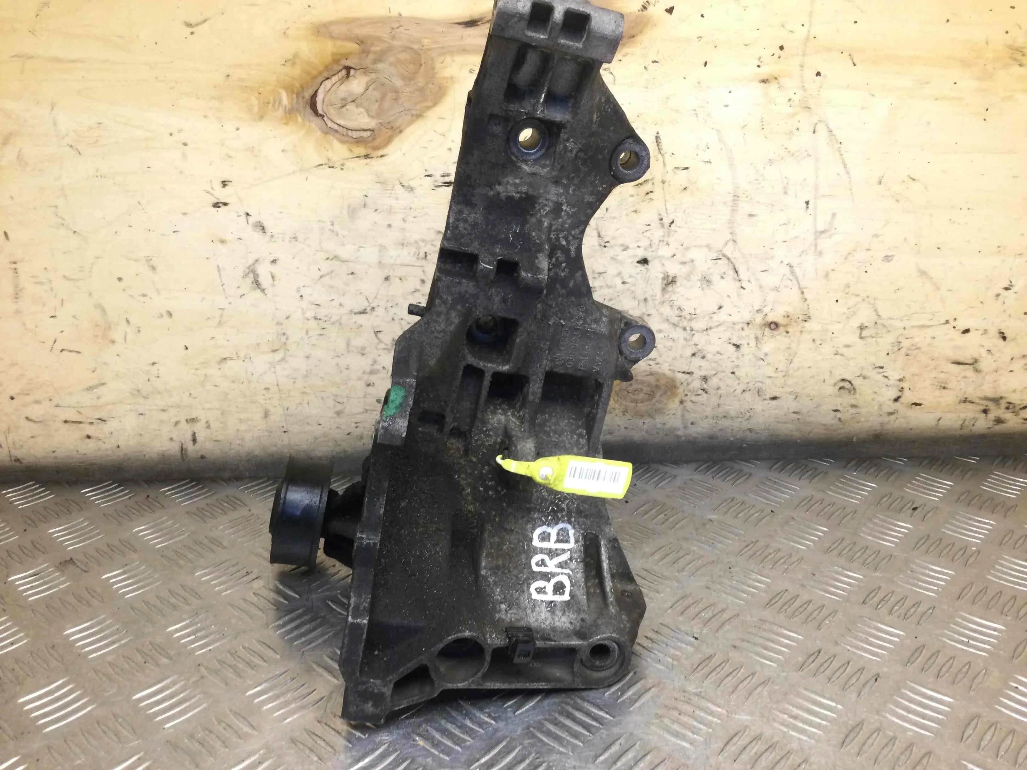 Кронштейн генератора Audi A4 B8/8K (2007-2011) дизель 1.9 TDI Механика Седан