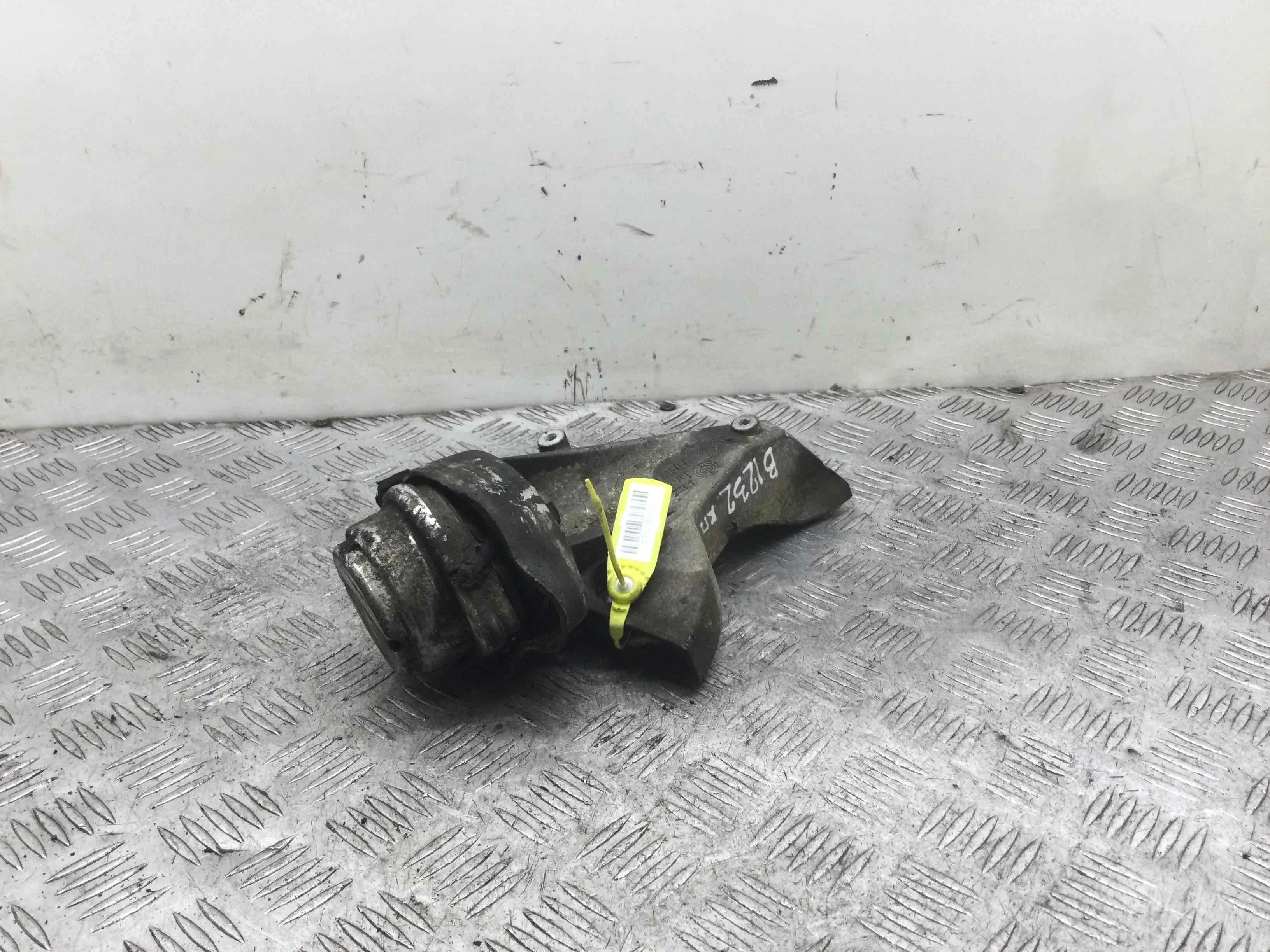 Подушка крепления КПП Audi A6 C5/4B (1997-2004) дизель 2.5 TDI Автомат