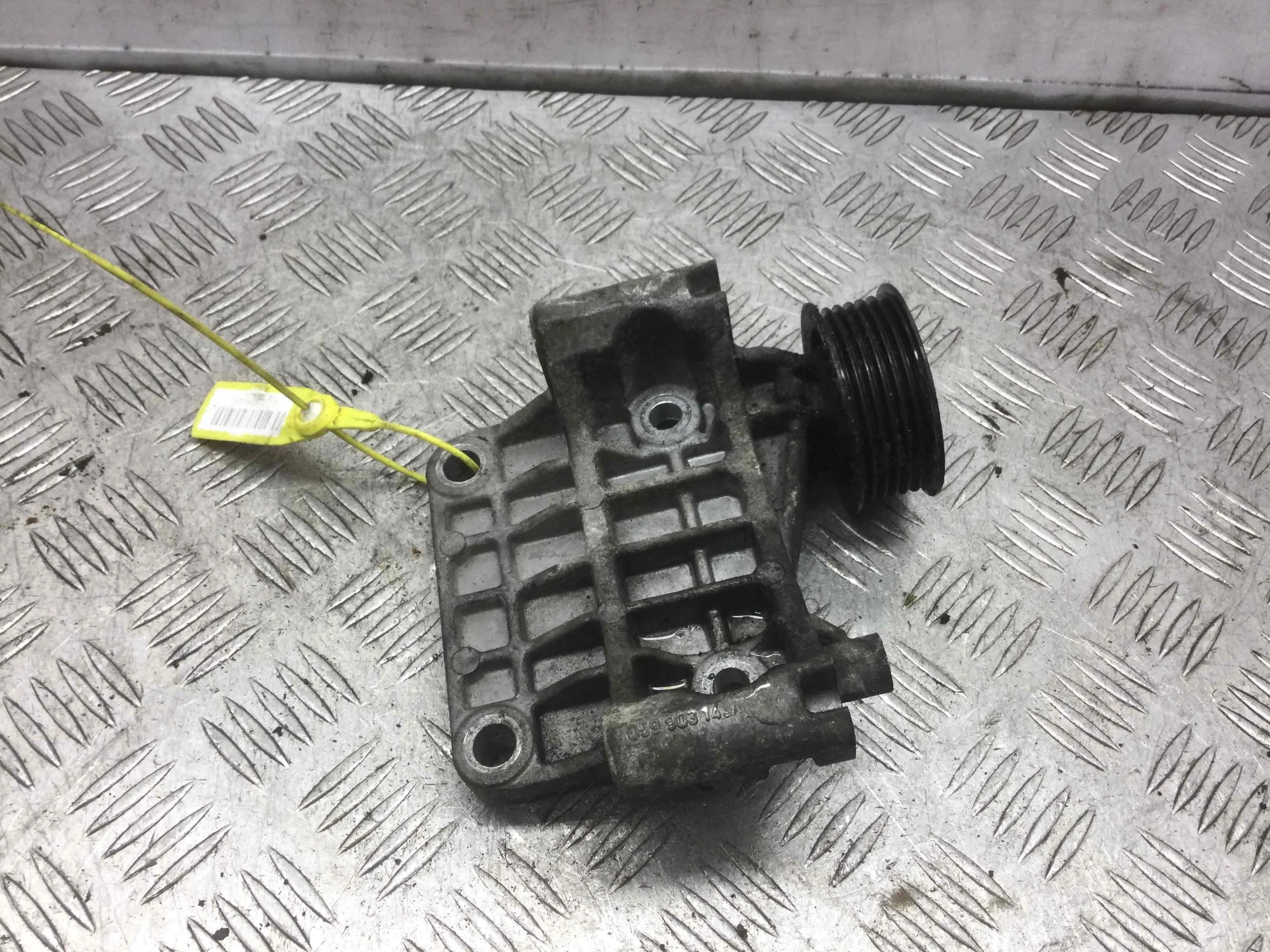 Кронштейн генератора Audi A6 C6/4F (2004-2008) дизель 3.0 TDI Автомат Седан