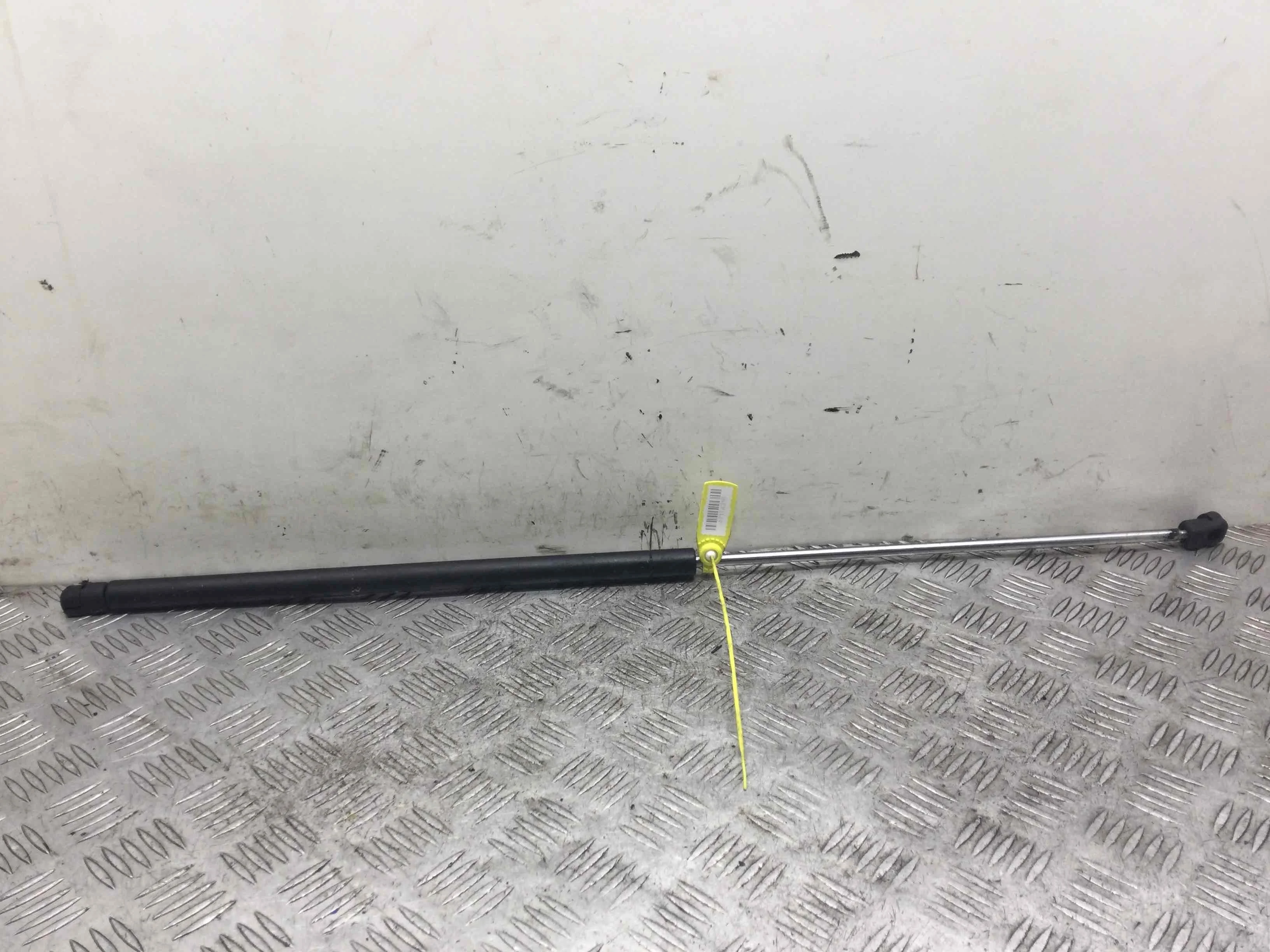 Амортизатор крышки багажника (3-5 двери) Volkswagen Passat B5+ [рестайлинг] (2000-2005) дизель 1.9 TDI Автомат Седан