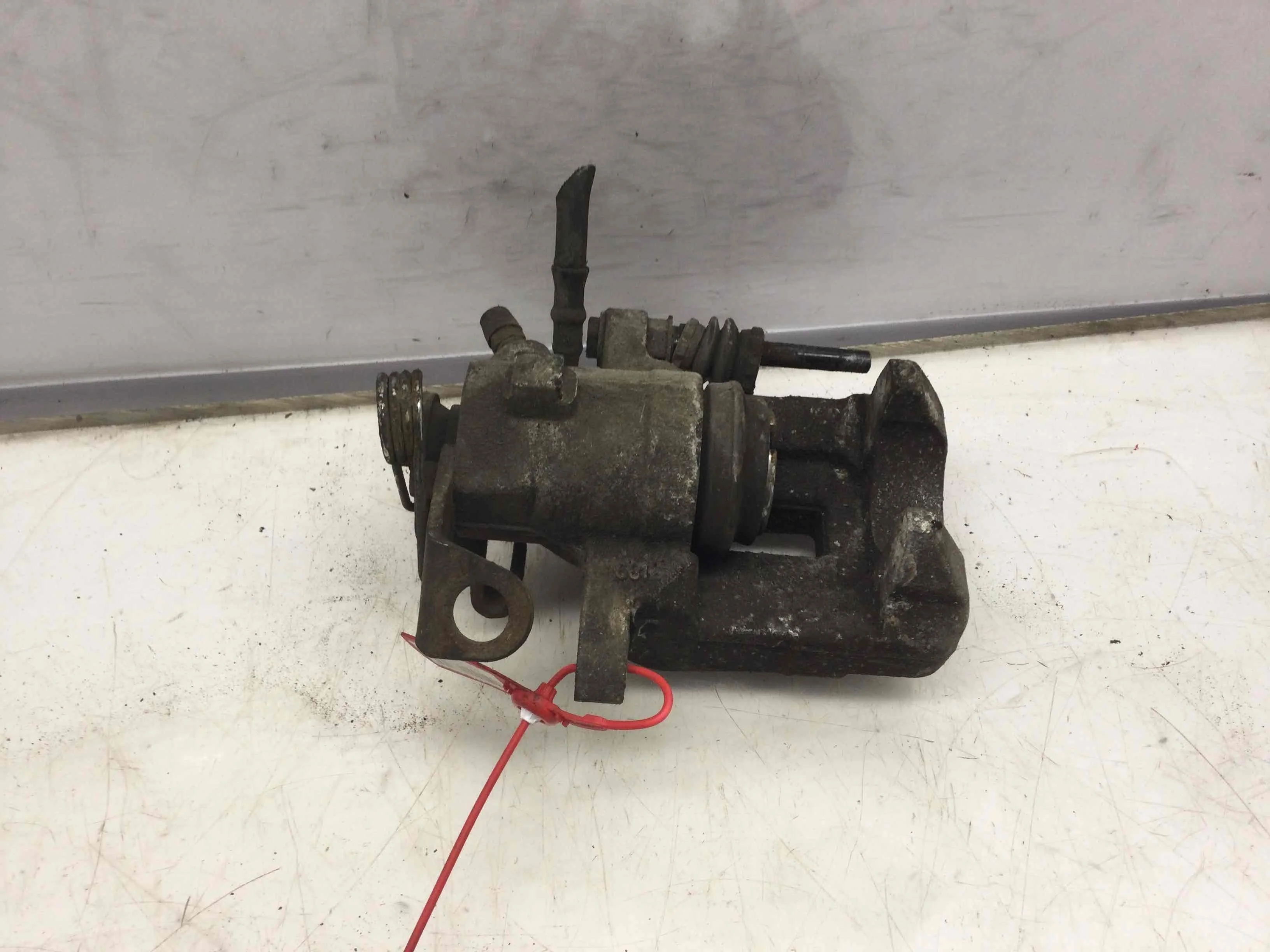 Суппорт задний правый Volkswagen Golf 4 поколение (1997-2004) бензин 1.4 i Механика Х/б