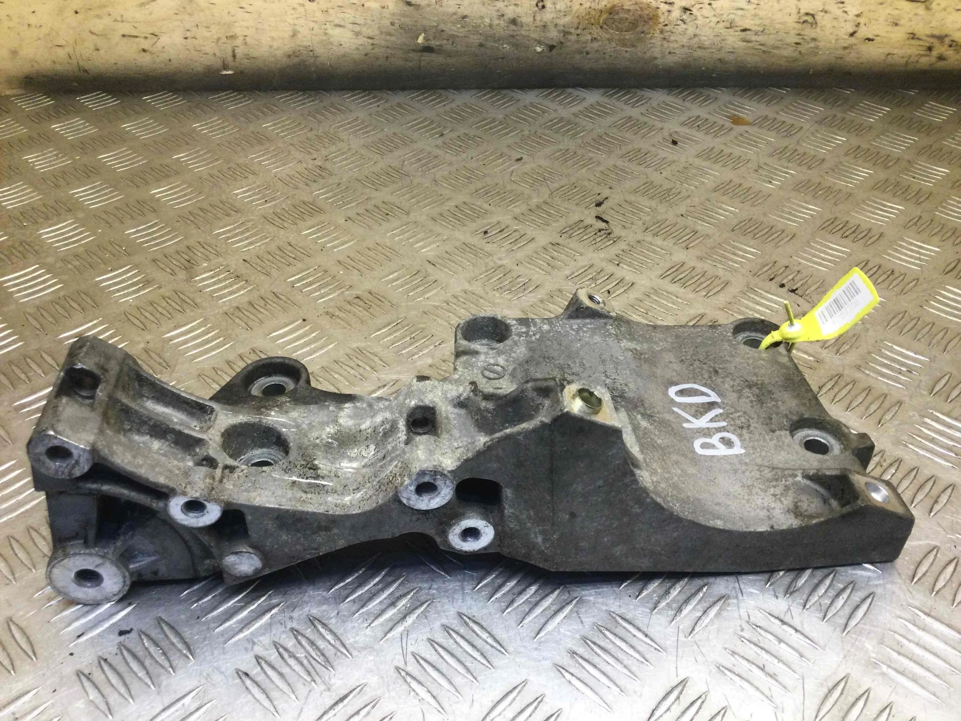 Кронштейн генератора Skoda Octavia Tour (1996-2000) дизель 2.0 TDI Механика Седан