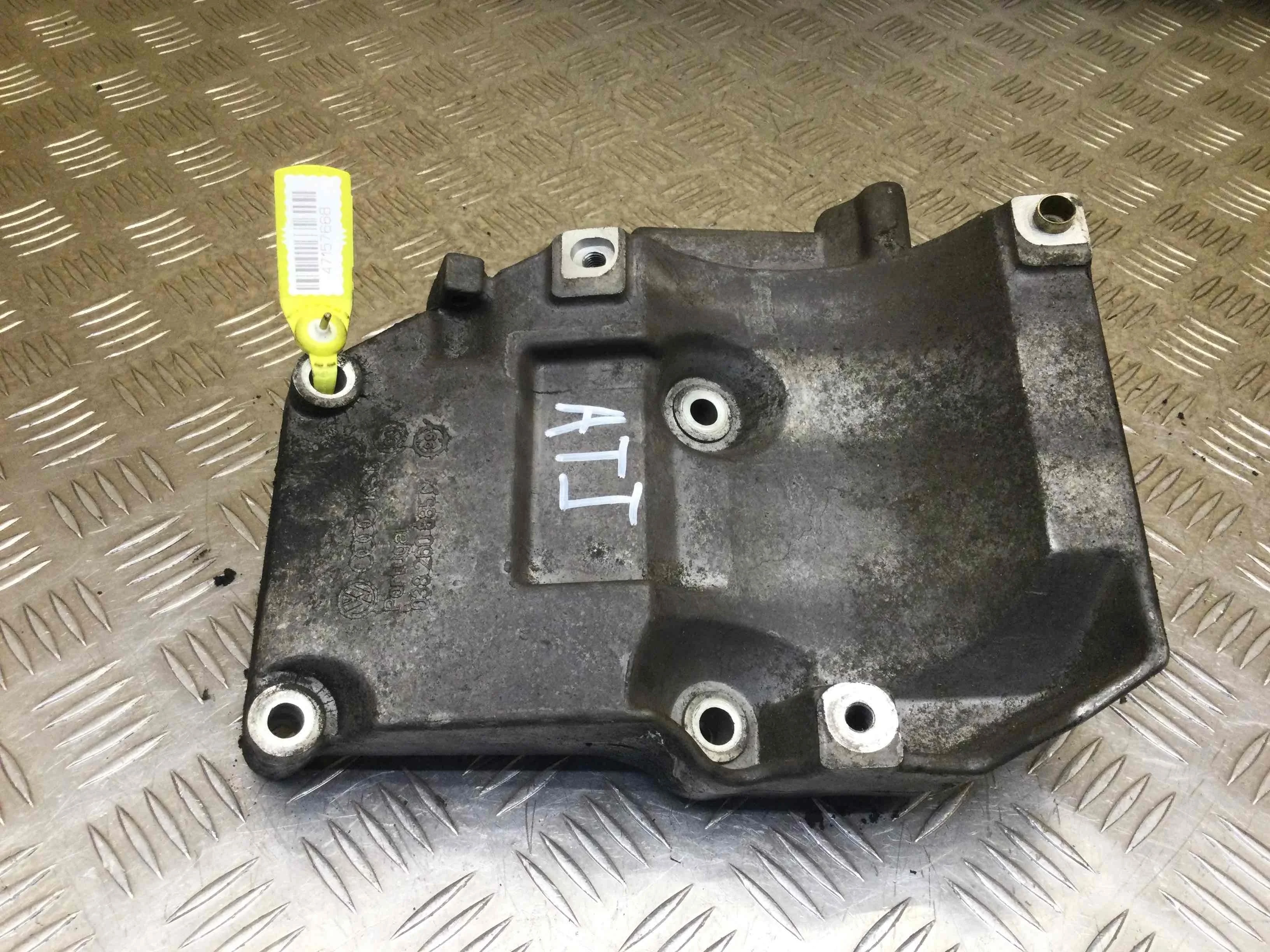 Кронштейн компрессора кондиционера Volkswagen Passat B5+ [рестайлинг] (2000-2005) дизель 1.9 TDI Механика Седан