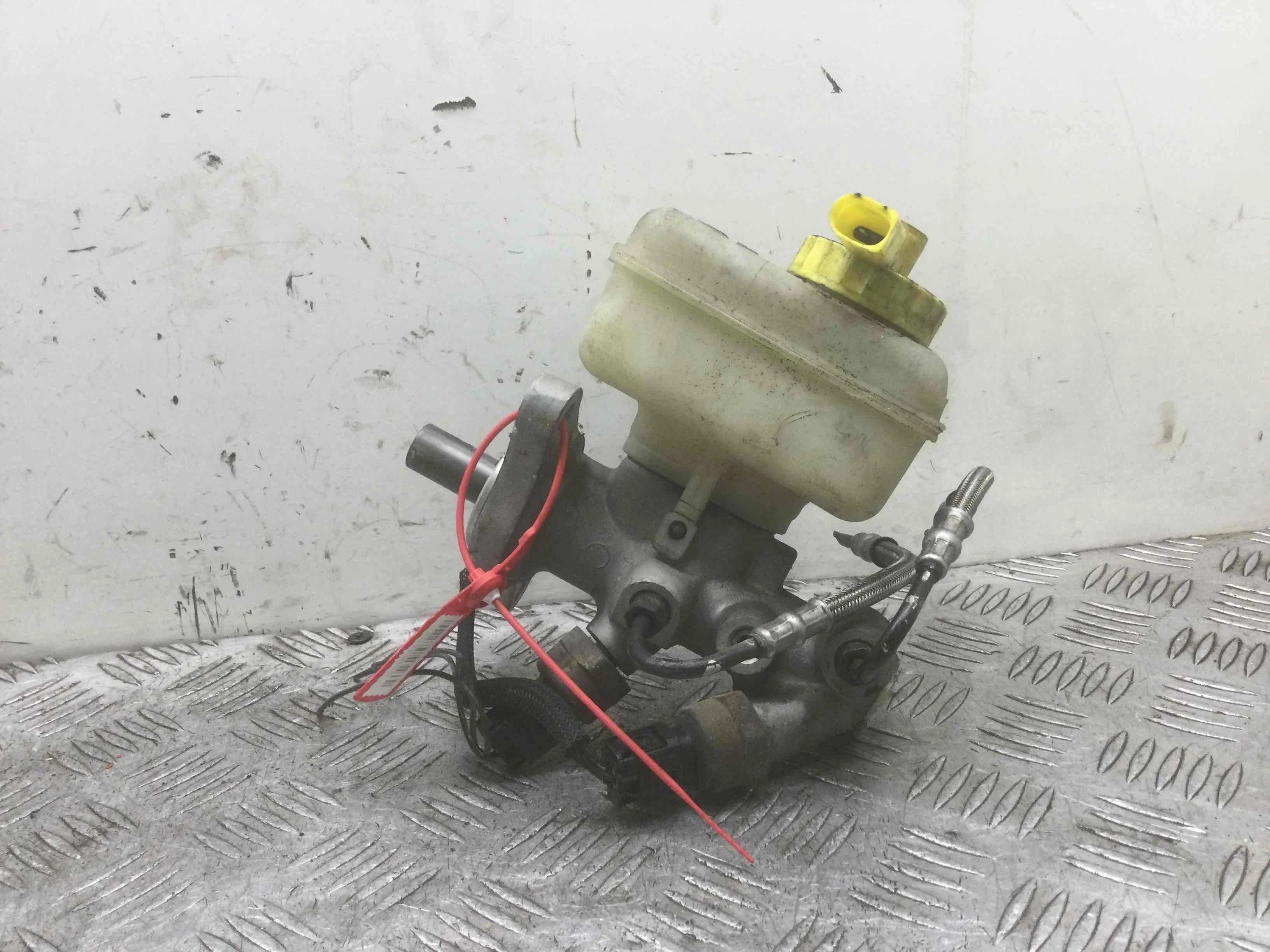 Цилиндр тормозной главный Volkswagen Golf 4 поколение (1997-2004) бензин 1.6  Механика Х/б