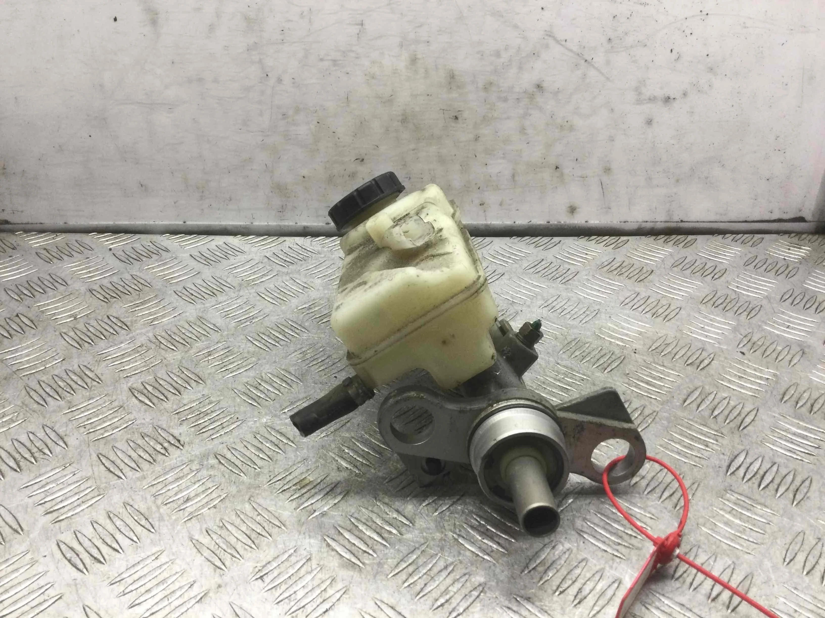 Цилиндр тормозной главный Renault Scenic 2 поколение (2003-2006) бензин 1.6  Механика Минивэн