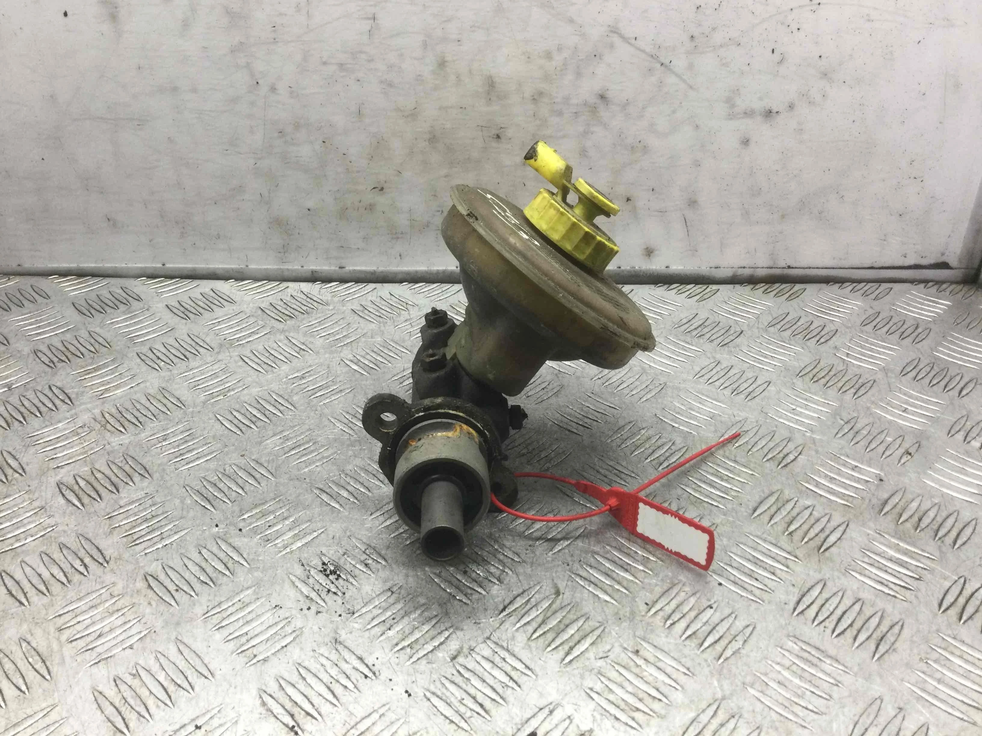 Цилиндр тормозной главный Volkswagen Polo 3 поколение (1994-2001) дизель 1.9 TDI Механика Х/б