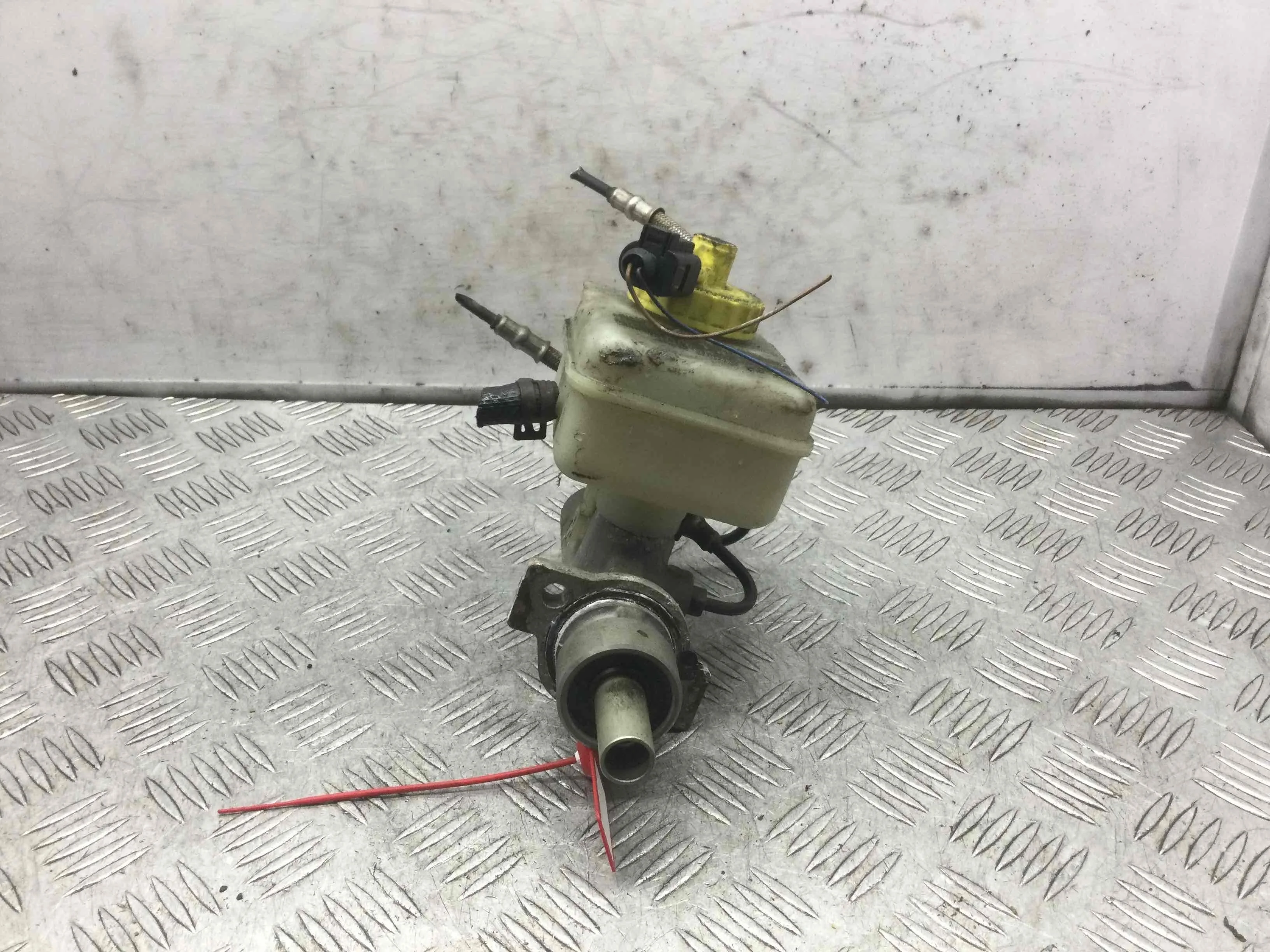 Цилиндр тормозной главный Volkswagen Golf 4 поколение (1997-2004) бензин 1.4  Механика Х/б