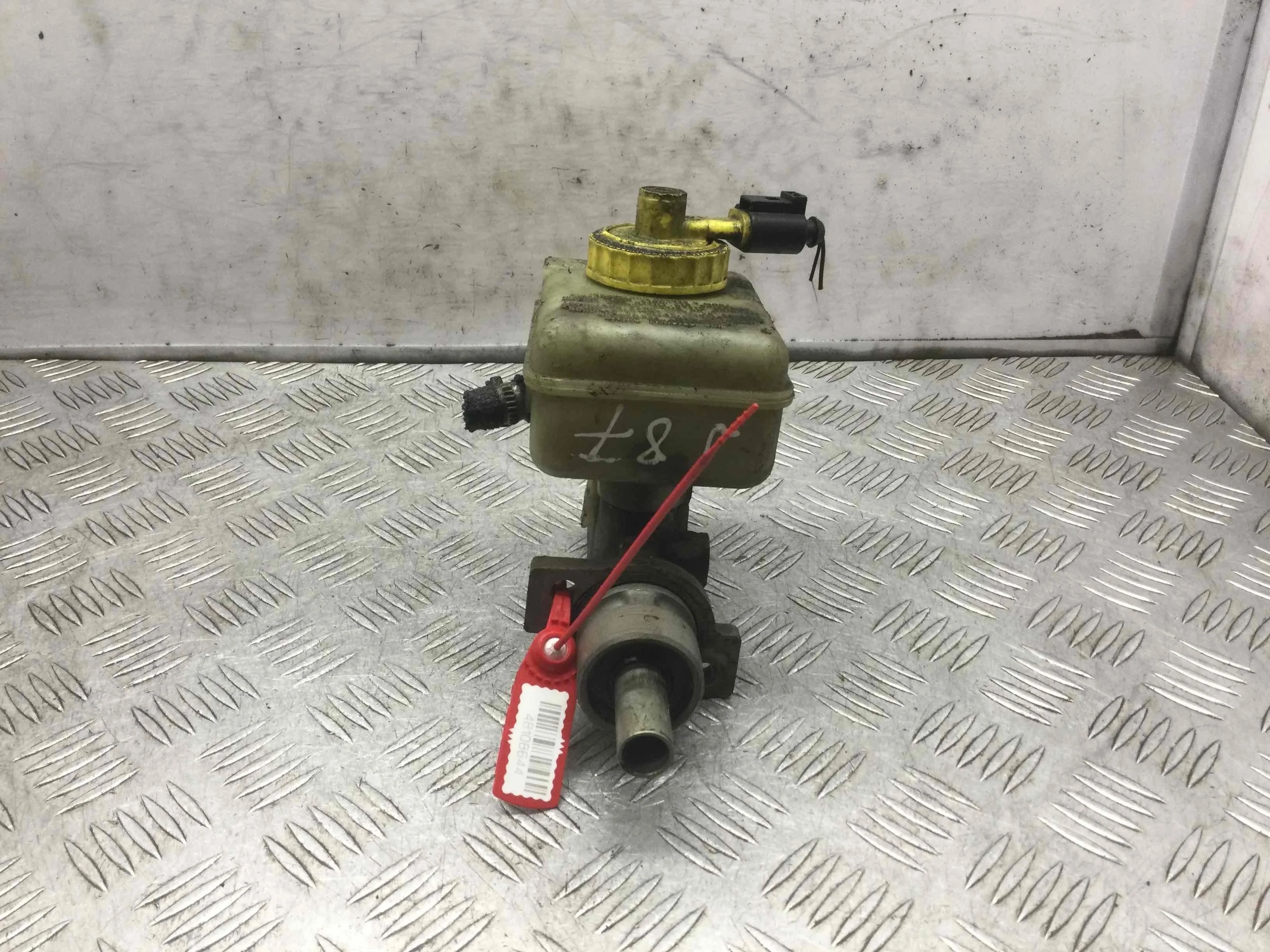 Цилиндр тормозной главный Volkswagen Golf 4 поколение (1997-2004) бензин 1.4  Механика Х/б