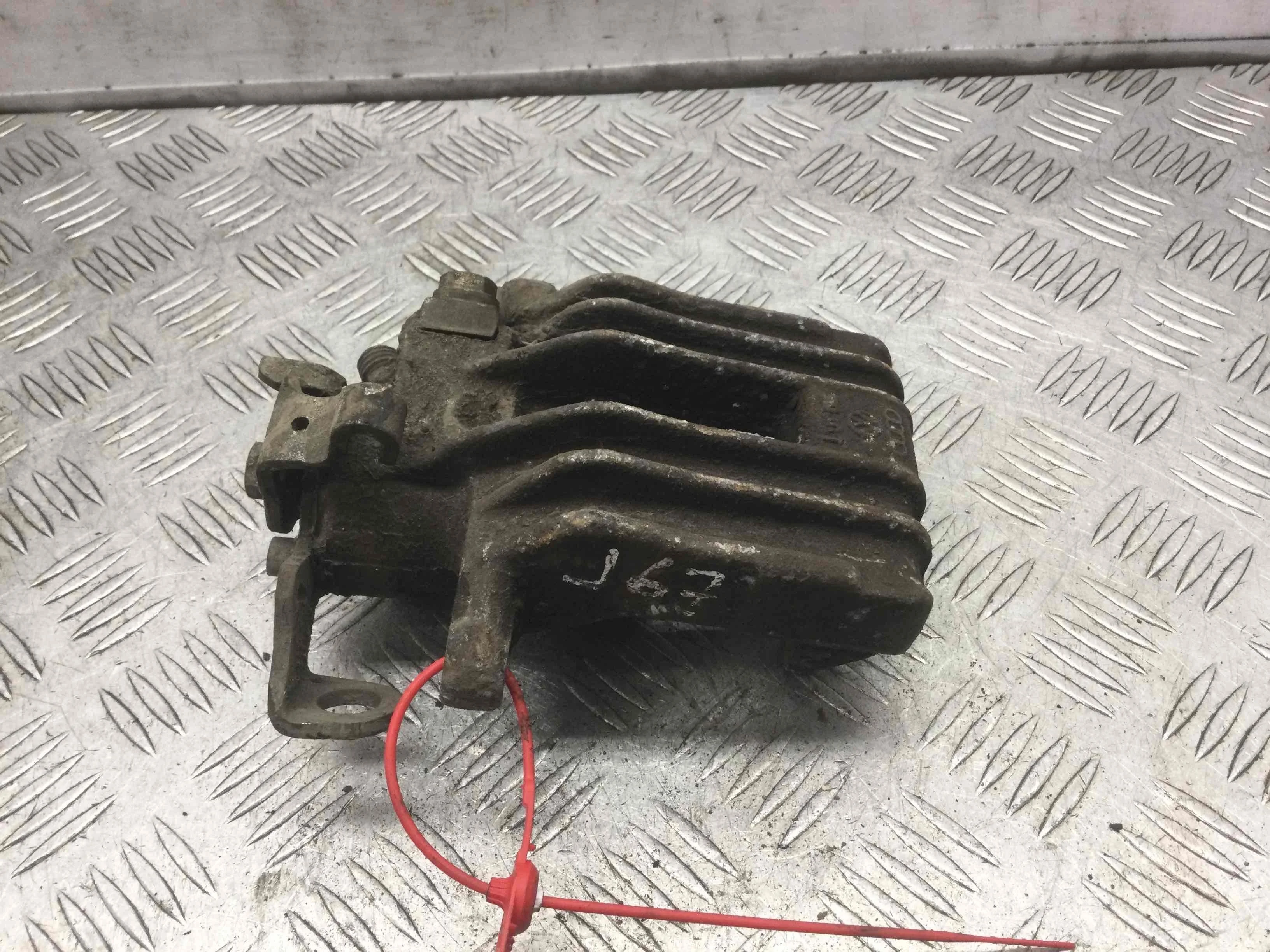 Суппорт задний правый Volkswagen Golf 4 поколение (1997-2004) бензин 1.6  Механика Х/б