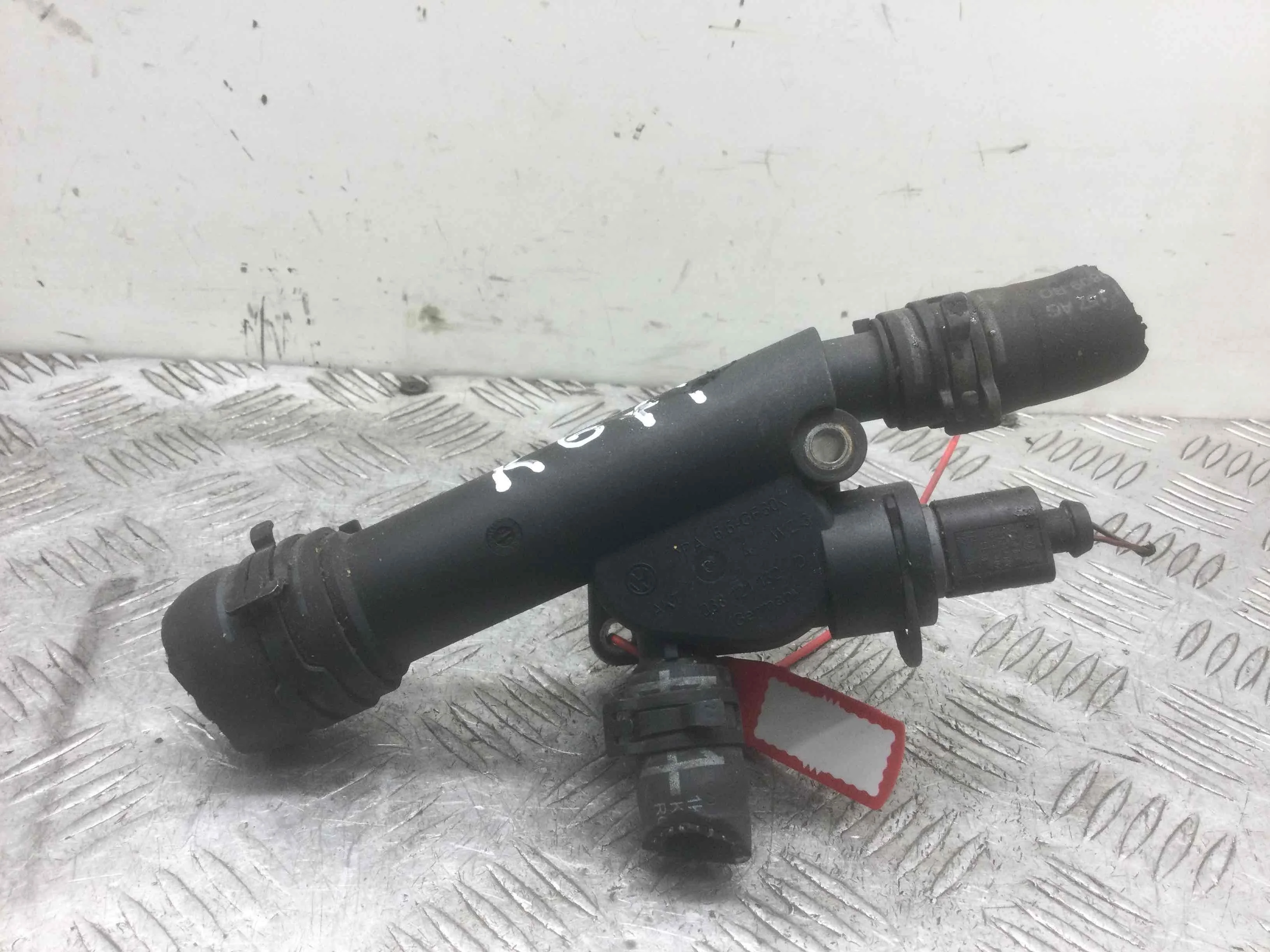 Фланец (тройник) системы охлаждения Volkswagen Golf 5 поколение (2004-2009) дизель 1.9 TDI Механика Х/б