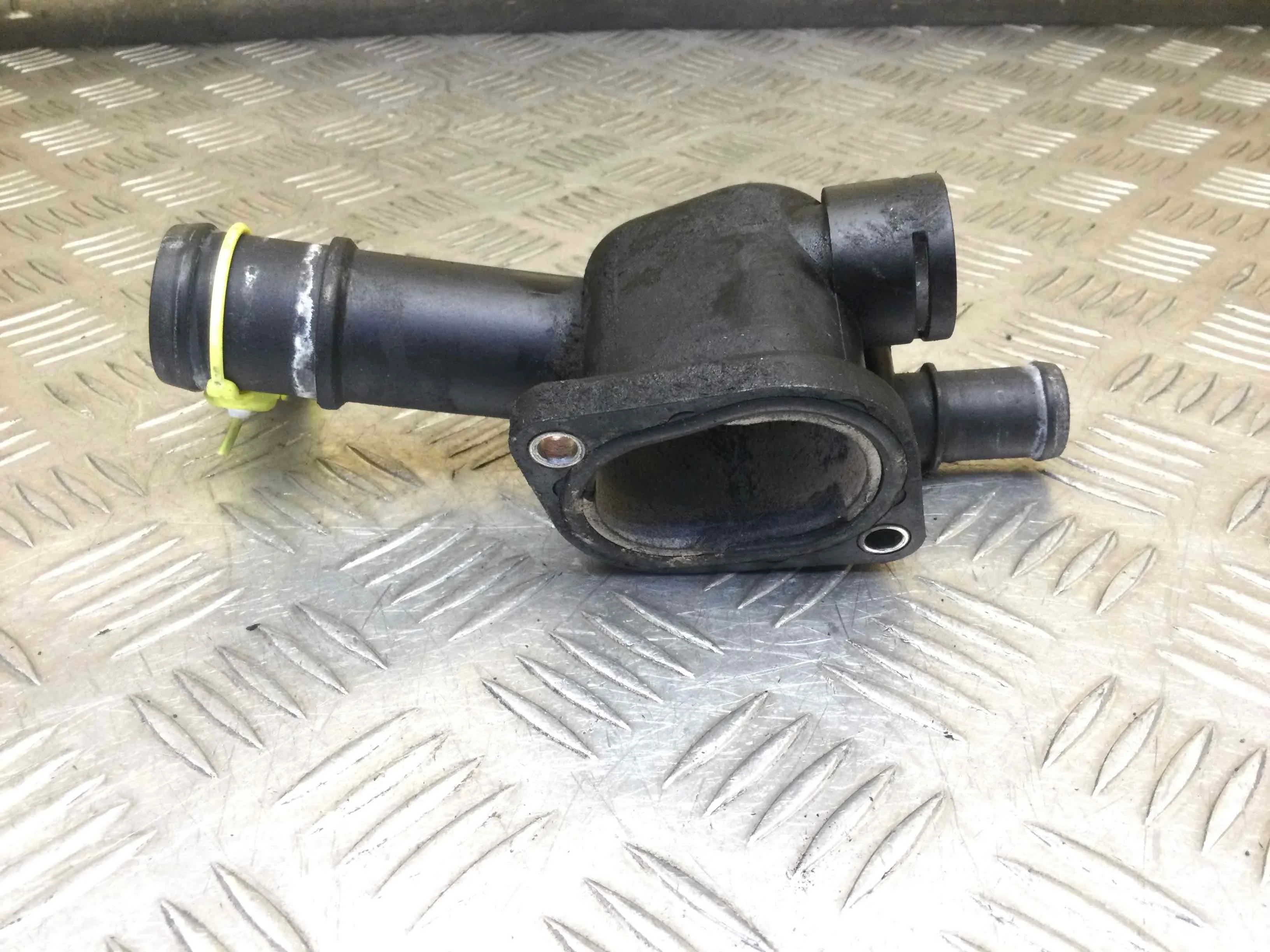 Фланец (тройник) системы охлаждения Volkswagen Passat B6 (2005-2010) дизель 2.0 TDI Механика Универсал