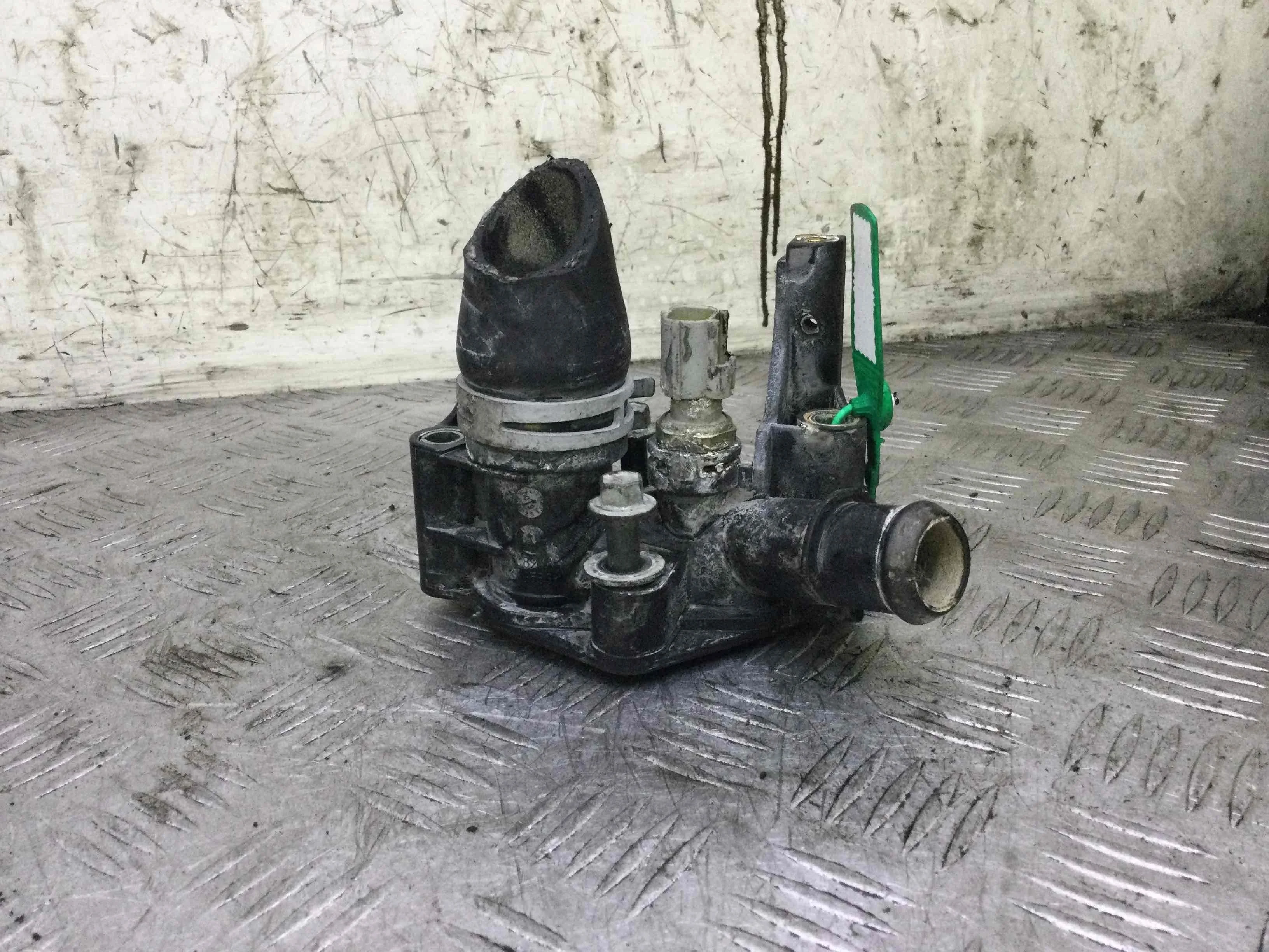 Фланец (тройник) системы охлаждения Ford Focus 2 поколение (2005-2008) бензин 1.6  Механика Х/б