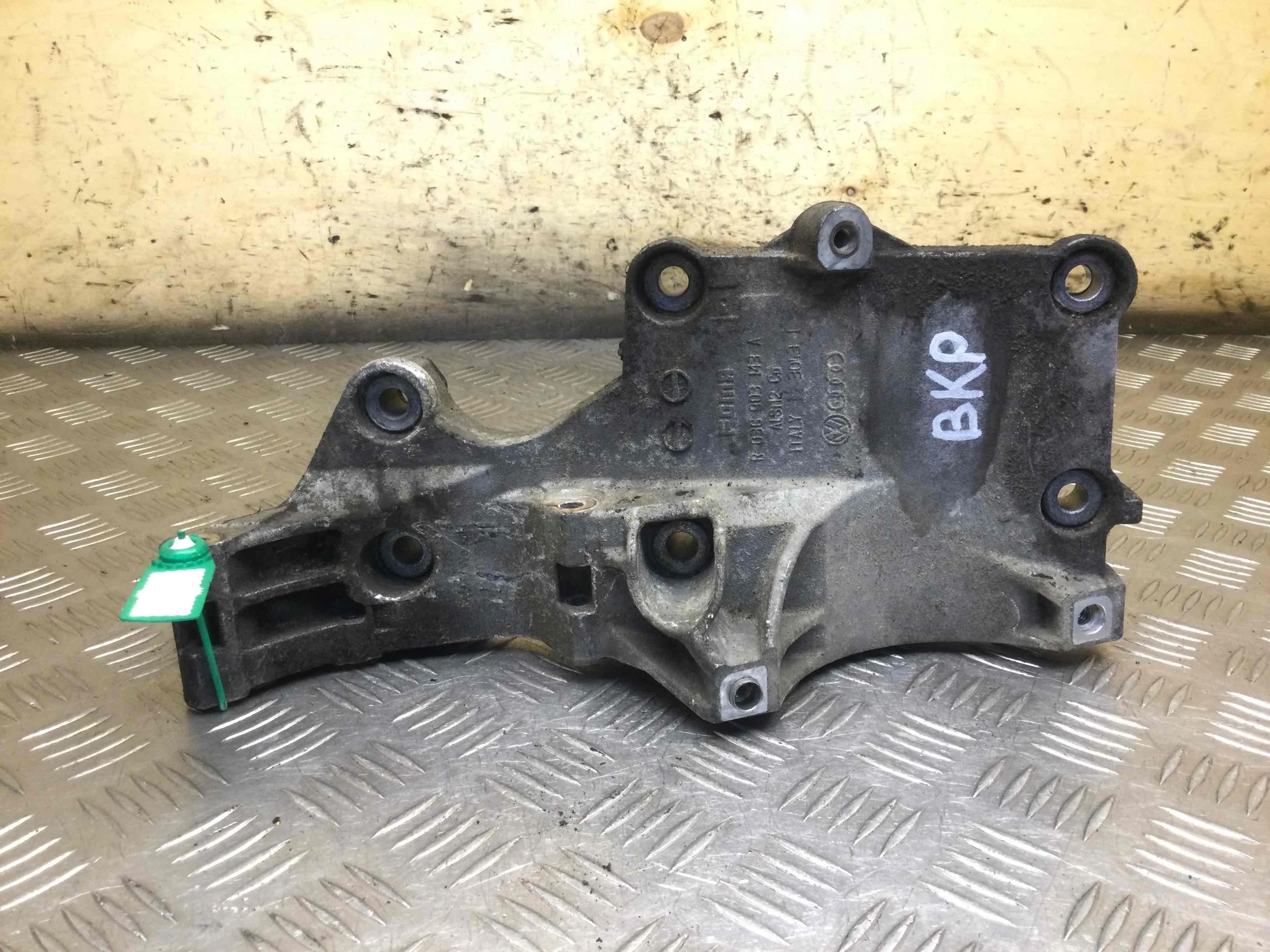 Кронштейн генератора Volkswagen Passat B6 (2005-2010) дизель 2.0 TDI Механика Седан