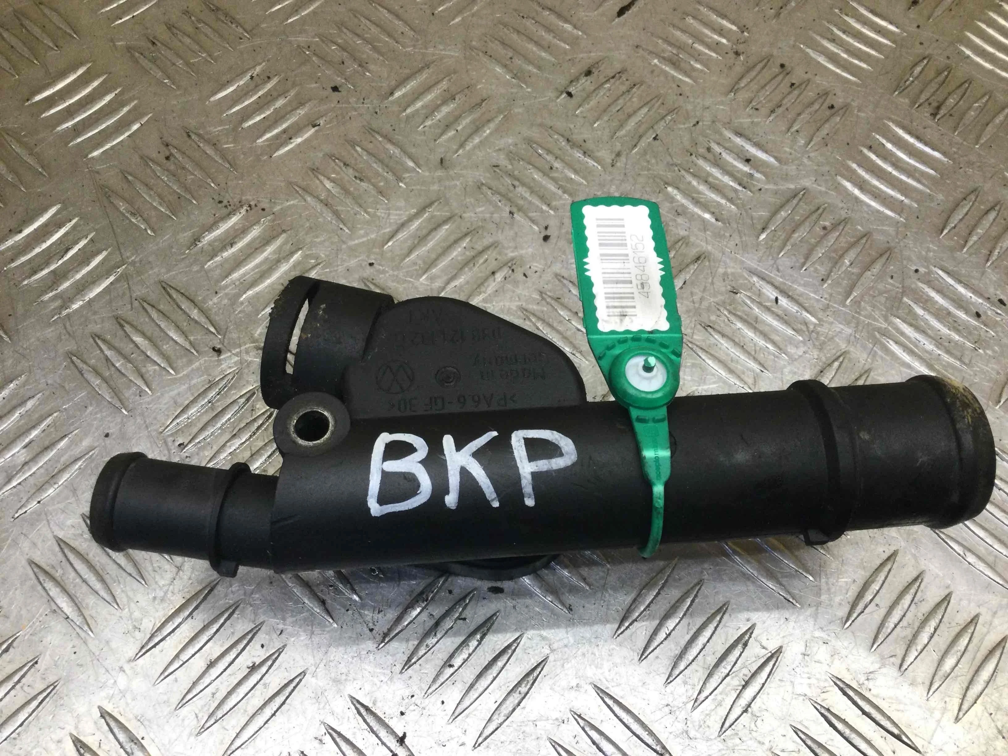 Фланец (тройник) системы охлаждения Volkswagen Passat B6 (2005-2010) дизель 2.0 TDI Механика Седан