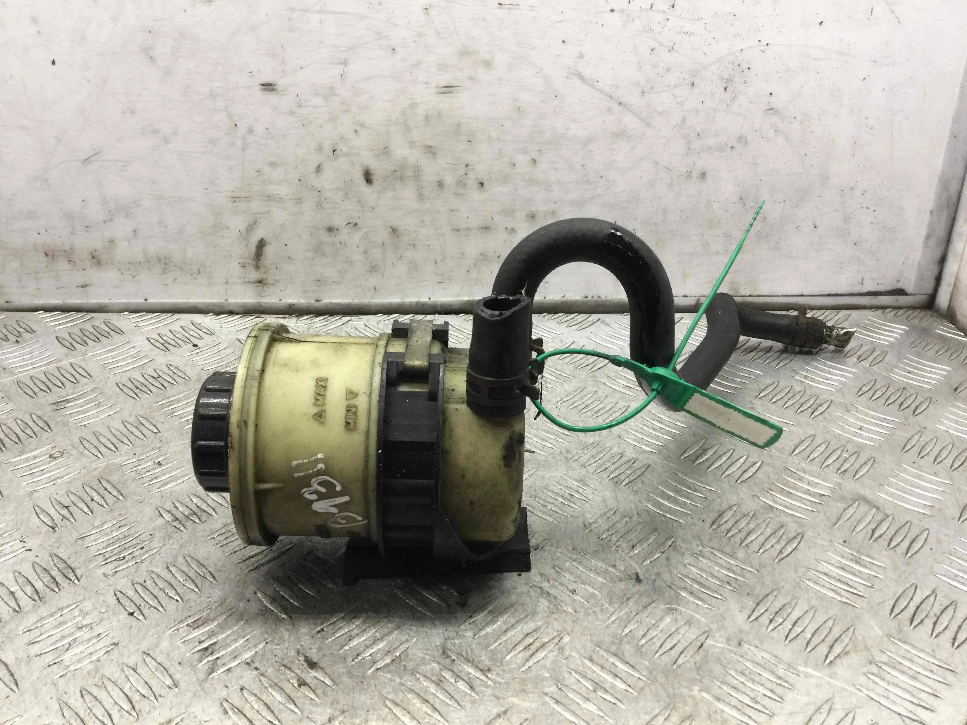 Бачок гидроусилителя Renault Megane 1 поколение [рестайлинг] (1999-2003) бензин 1.4 i Механика Седан