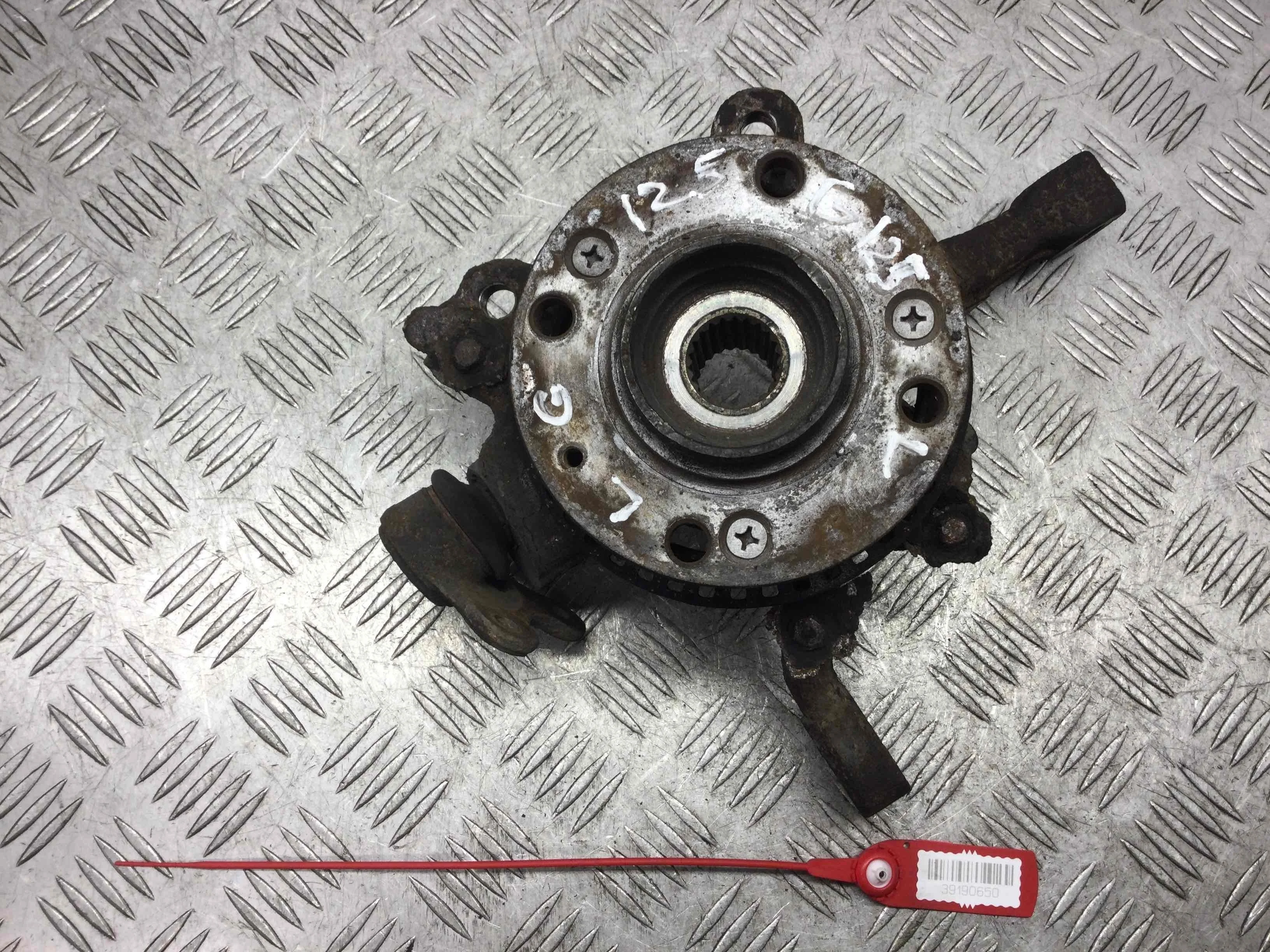 Ступица передняя левая Ford Fiesta 5 поколение (2001-2007)     Х/б