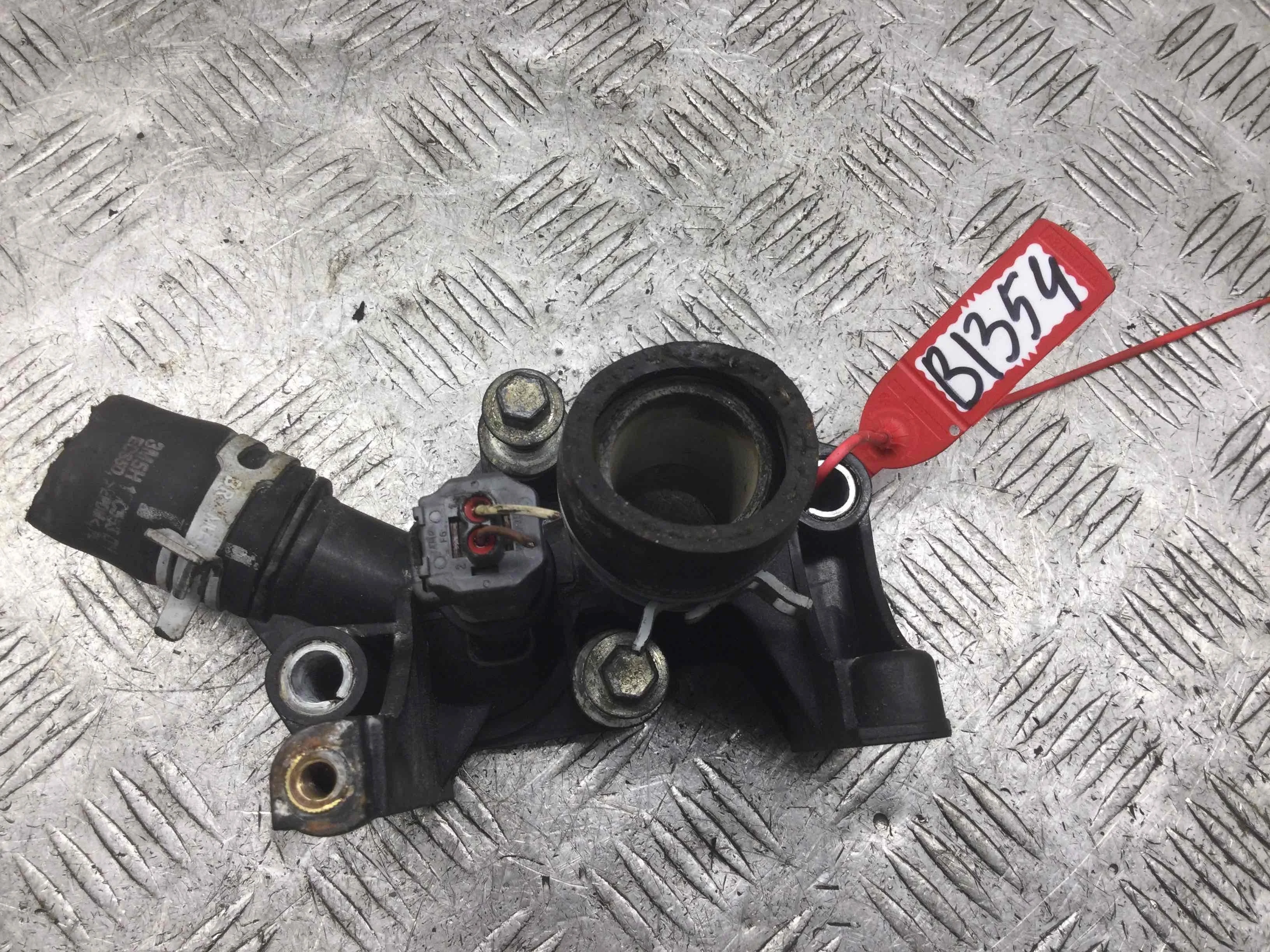 Фланец (тройник) системы охлаждения Ford Focus 2 поколение (2005-2008) бензин 1.6  Механика Х/б