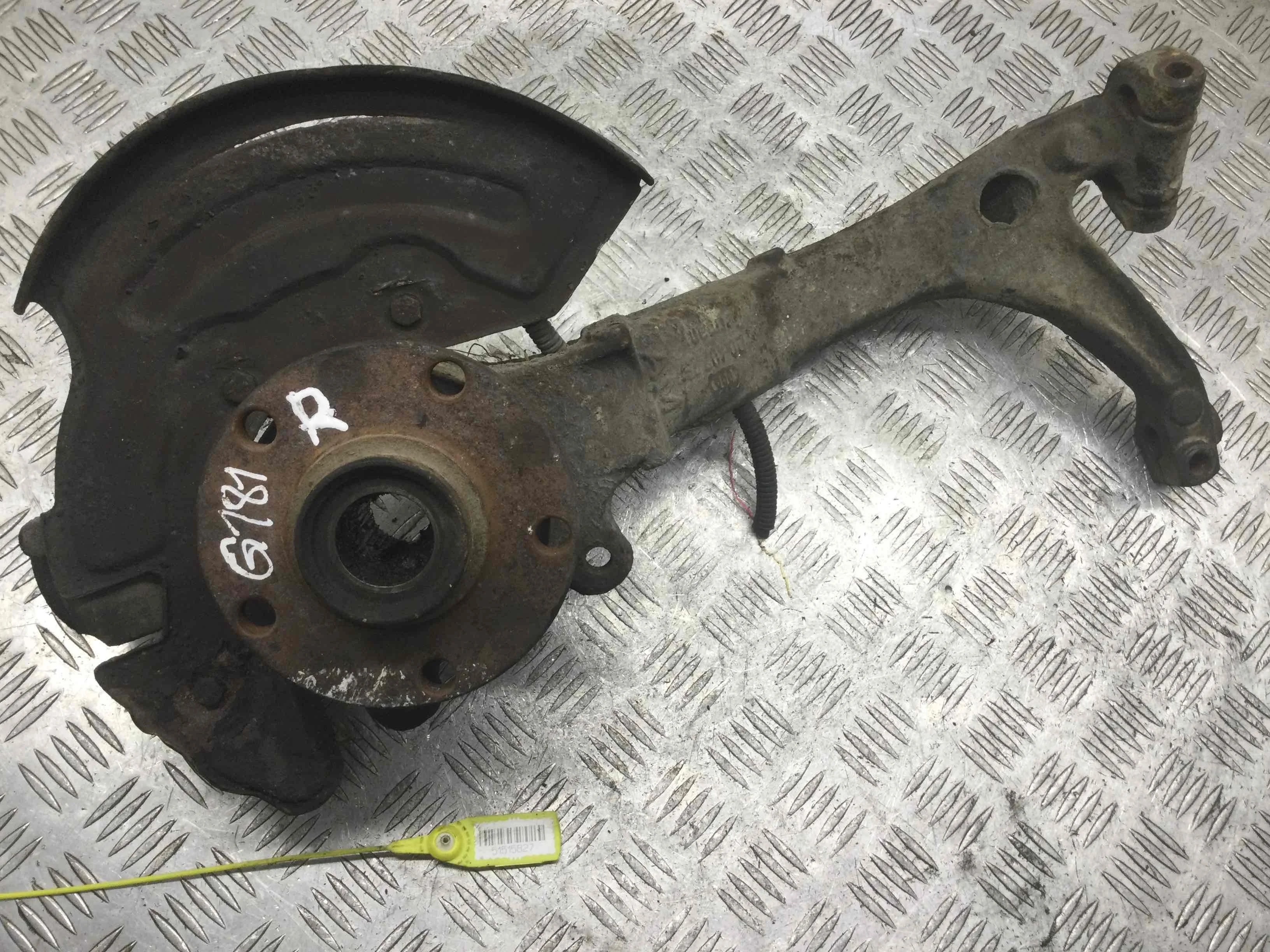 Ступица передняя левая Volkswagen Passat B5+ [рестайлинг] (2000-2005) дизель 1.9 TDI Автомат Седан