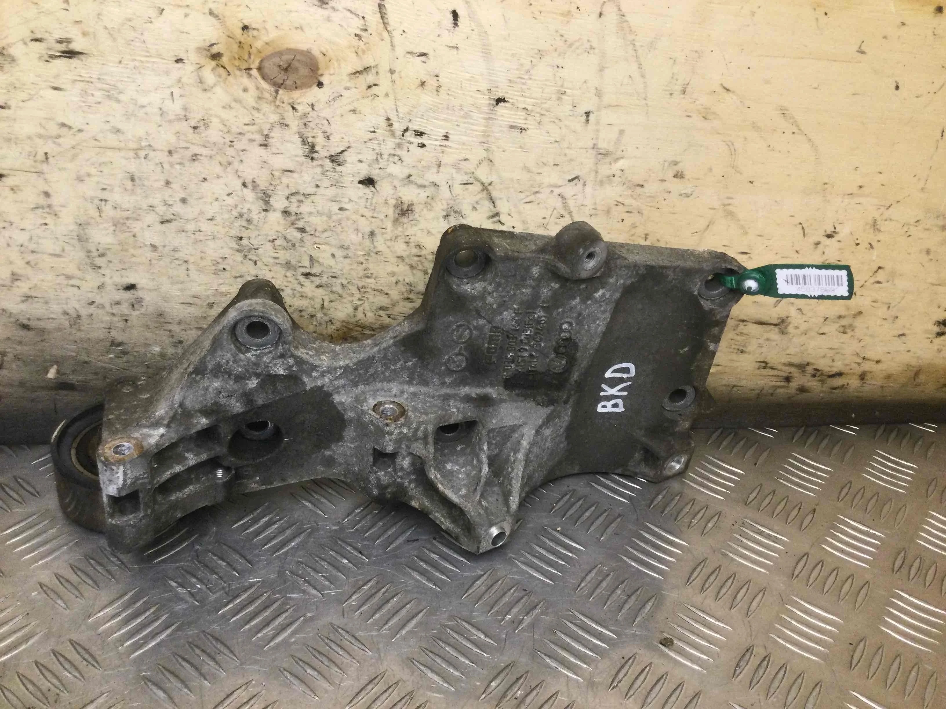 Кронштейн генератора Audi A3 8P (2003-2005) дизель 2.0 TDI Механика Х/б