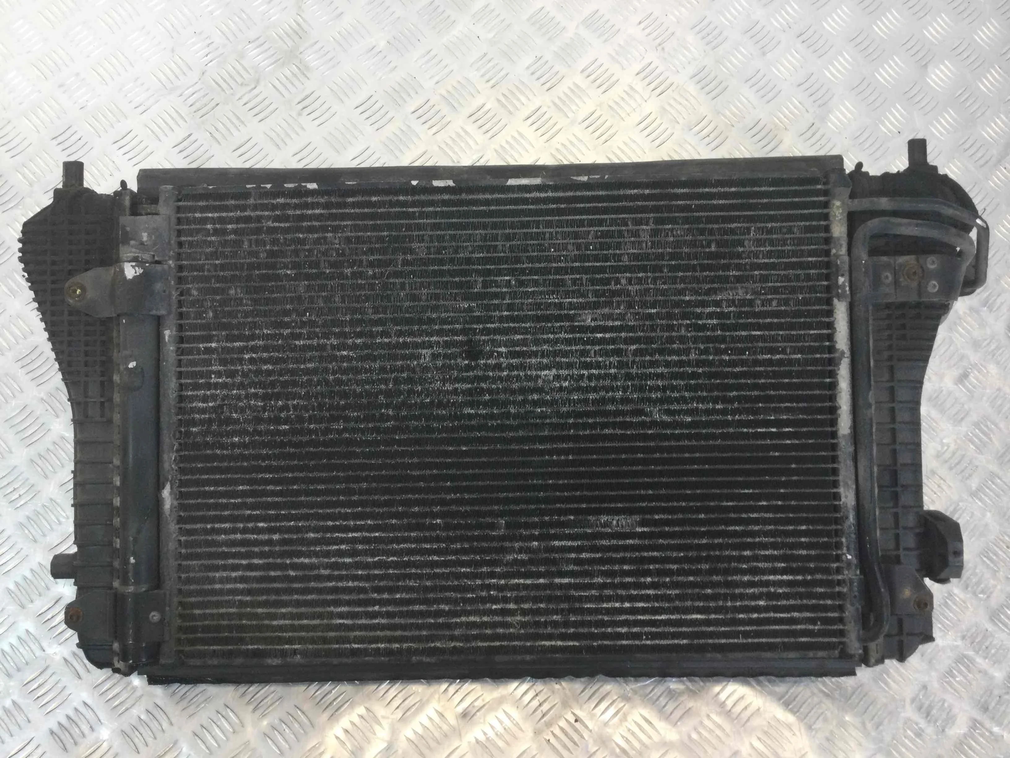 Интеркулер Volkswagen Golf 5 поколение (2004-2009) дизель 2.0 TDI Механика Х/б