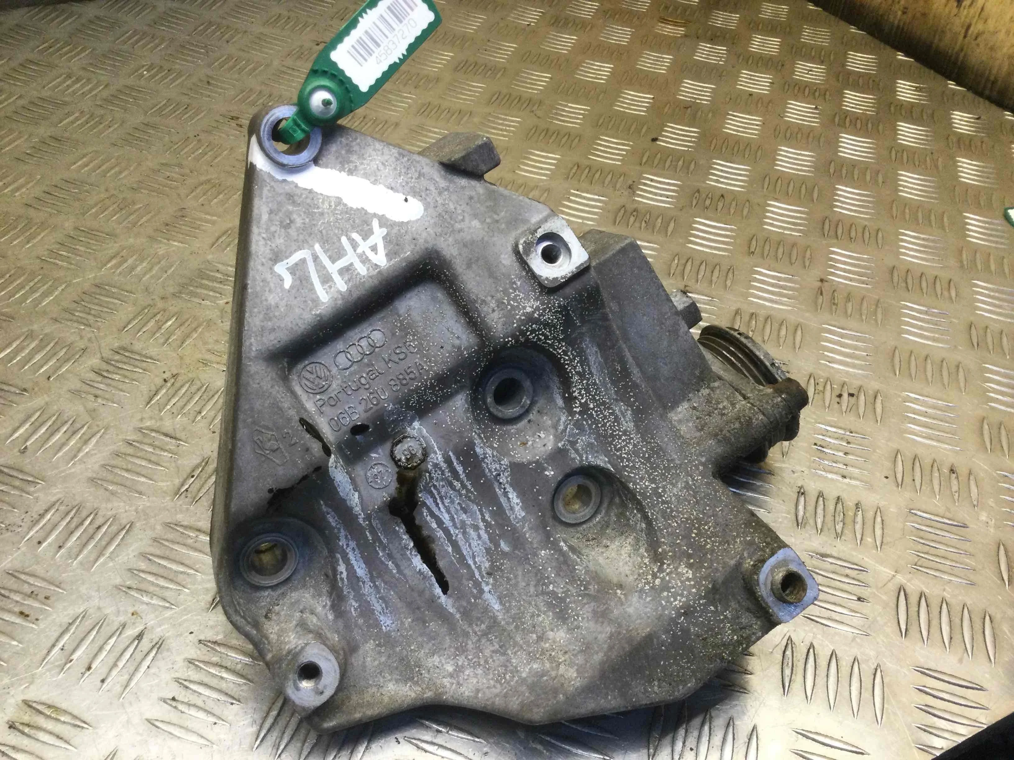 Кронштейн компрессора кондиционера Volkswagen Passat B5 (1996-2000) бензин 1.6 i Механика Седан